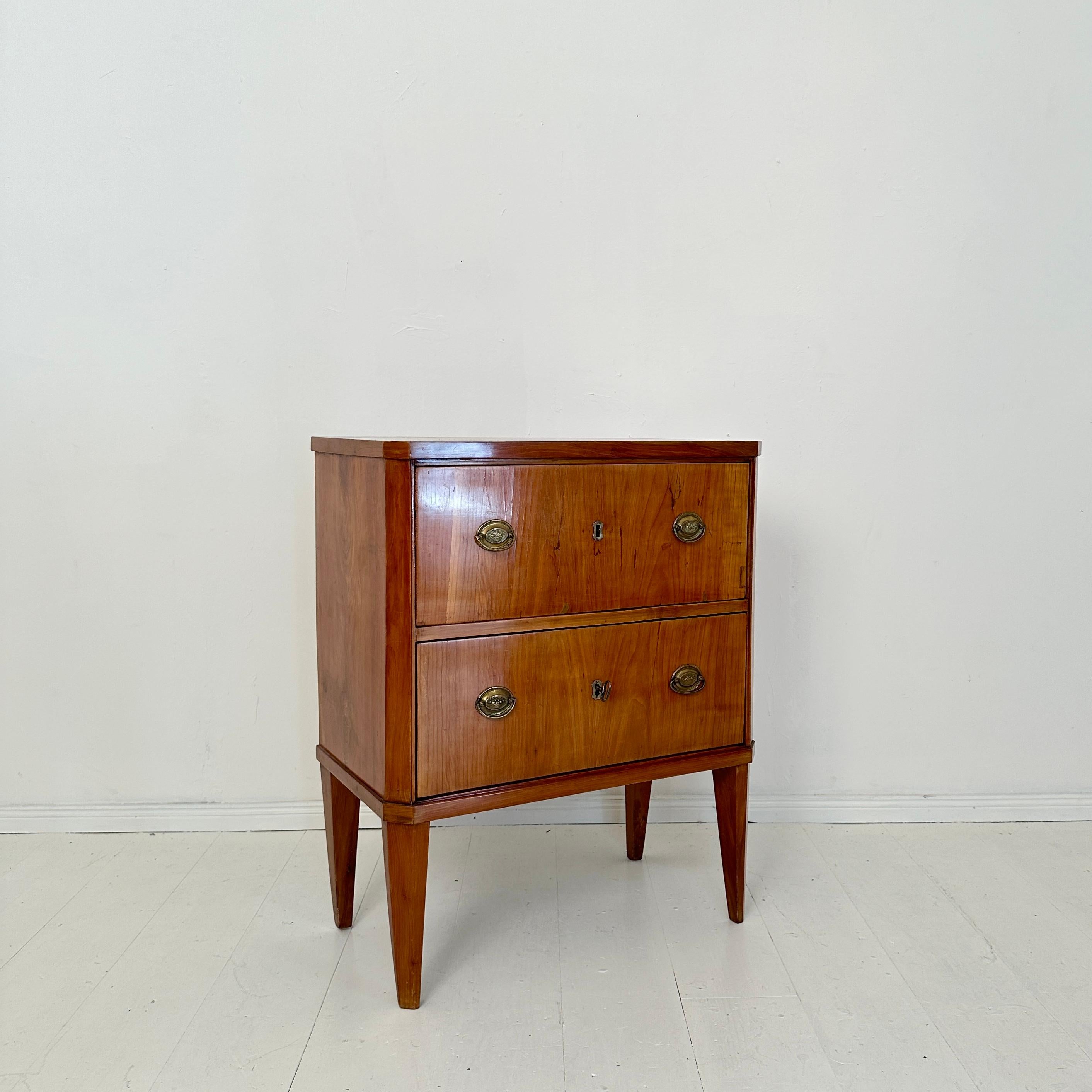 19. Jahrhundert Kleine deutsche Biedermeier Kommode Licht Rot Braun Kirschbaum, 1820 5