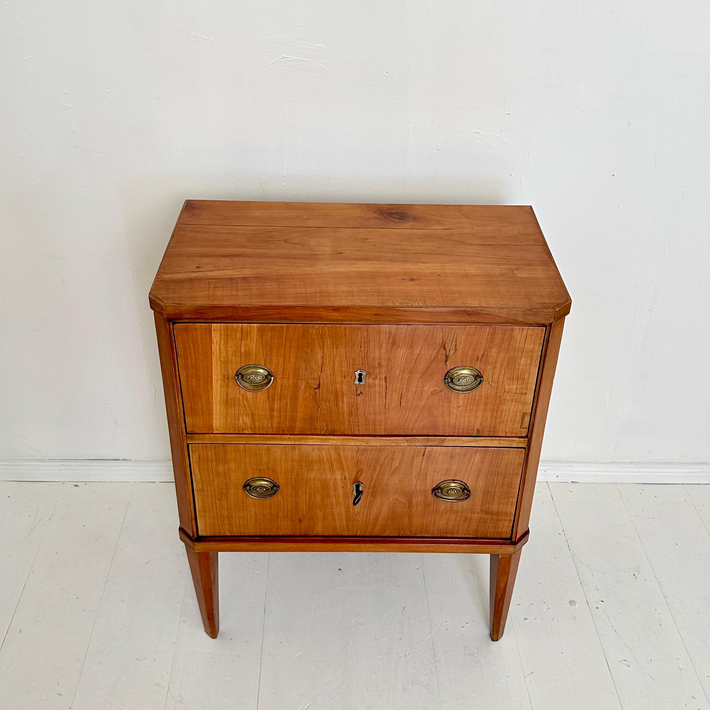 19. Jahrhundert Kleine deutsche Biedermeier Kommode Licht Rot Braun Kirschbaum, 1820 (Deutsch)