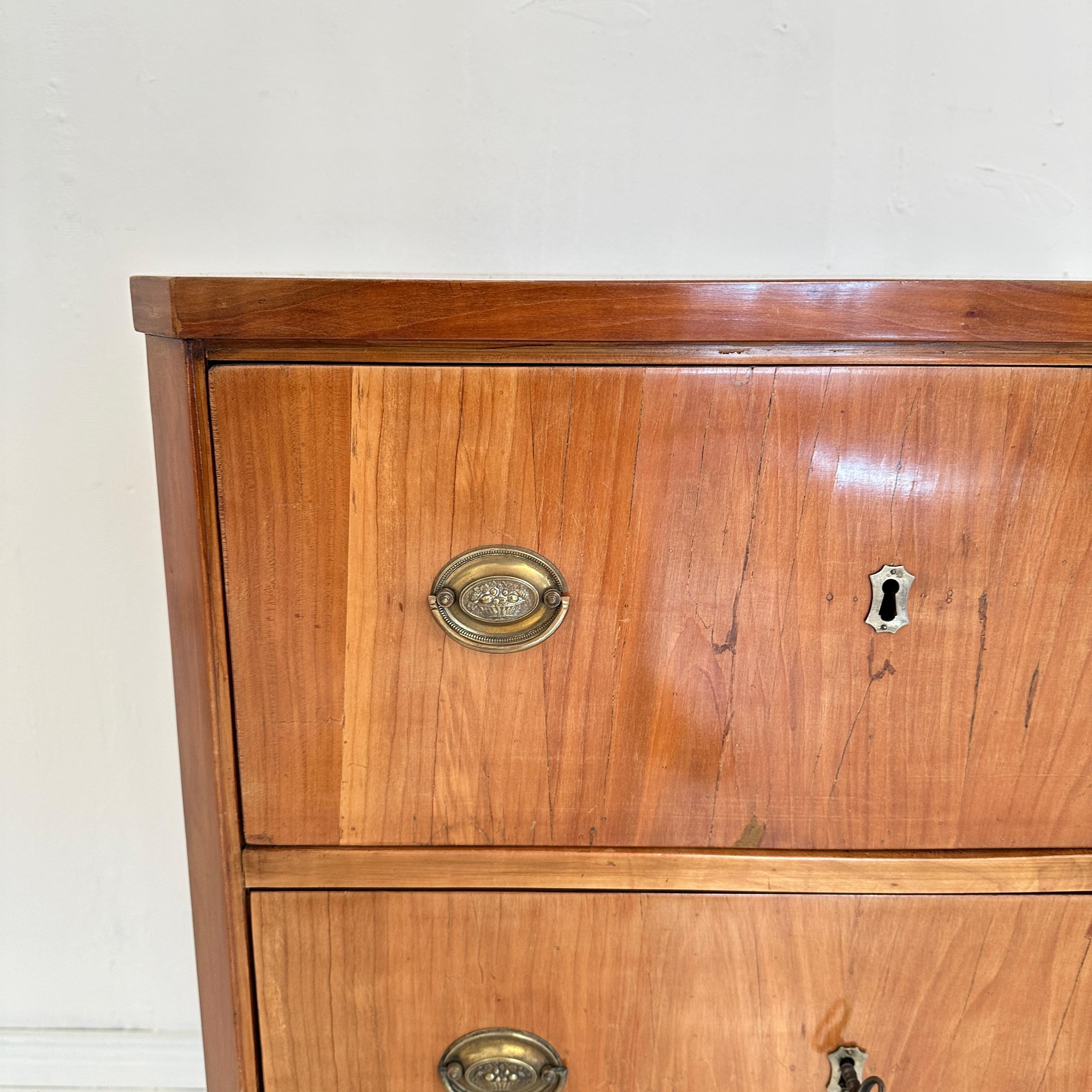 19. Jahrhundert Kleine deutsche Biedermeier Kommode Licht Rot Braun Kirschbaum, 1820 im Zustand „Gut“ in Berlin, DE