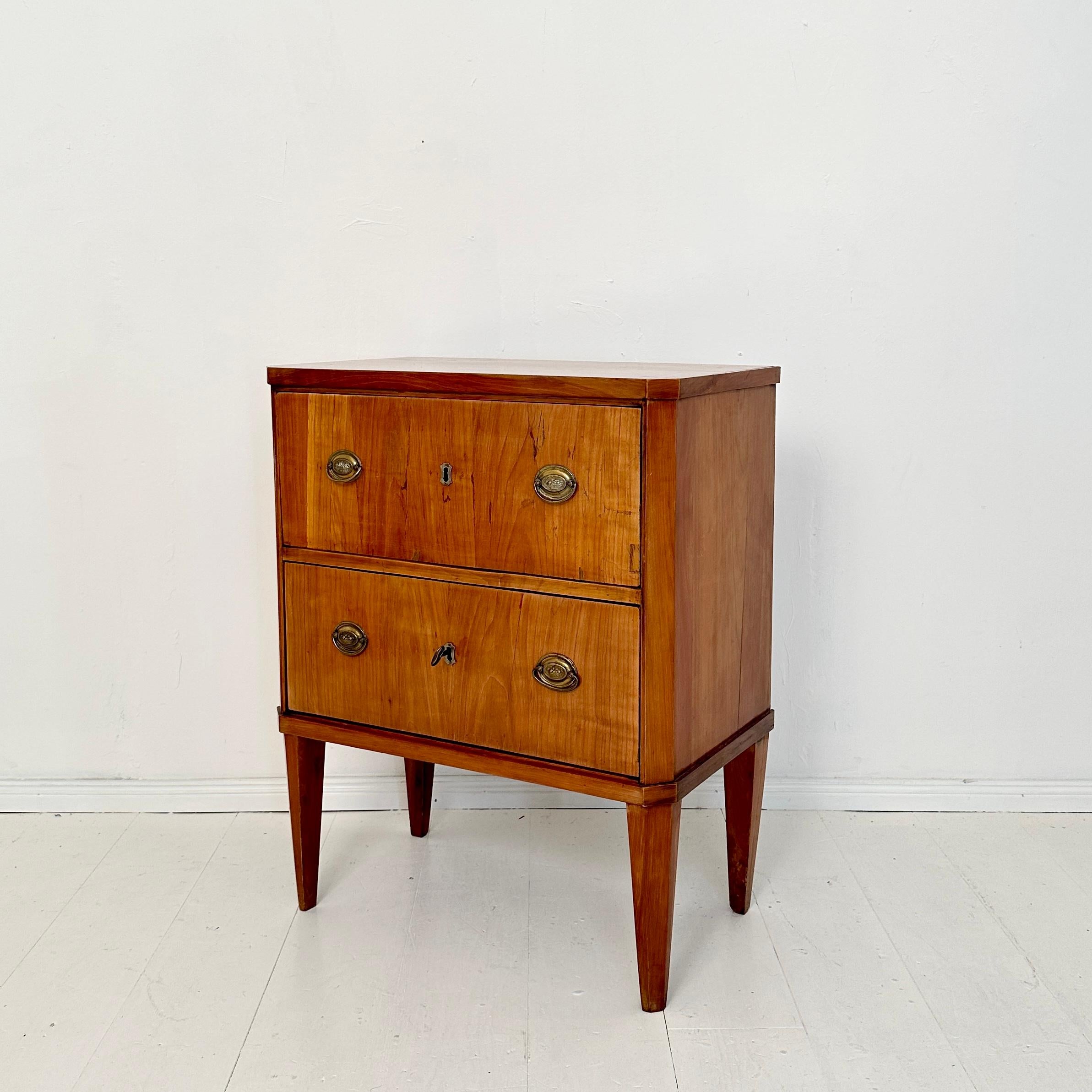 19. Jahrhundert Kleine deutsche Biedermeier Kommode Licht Rot Braun Kirschbaum, 1820 (Frühes 19. Jahrhundert)