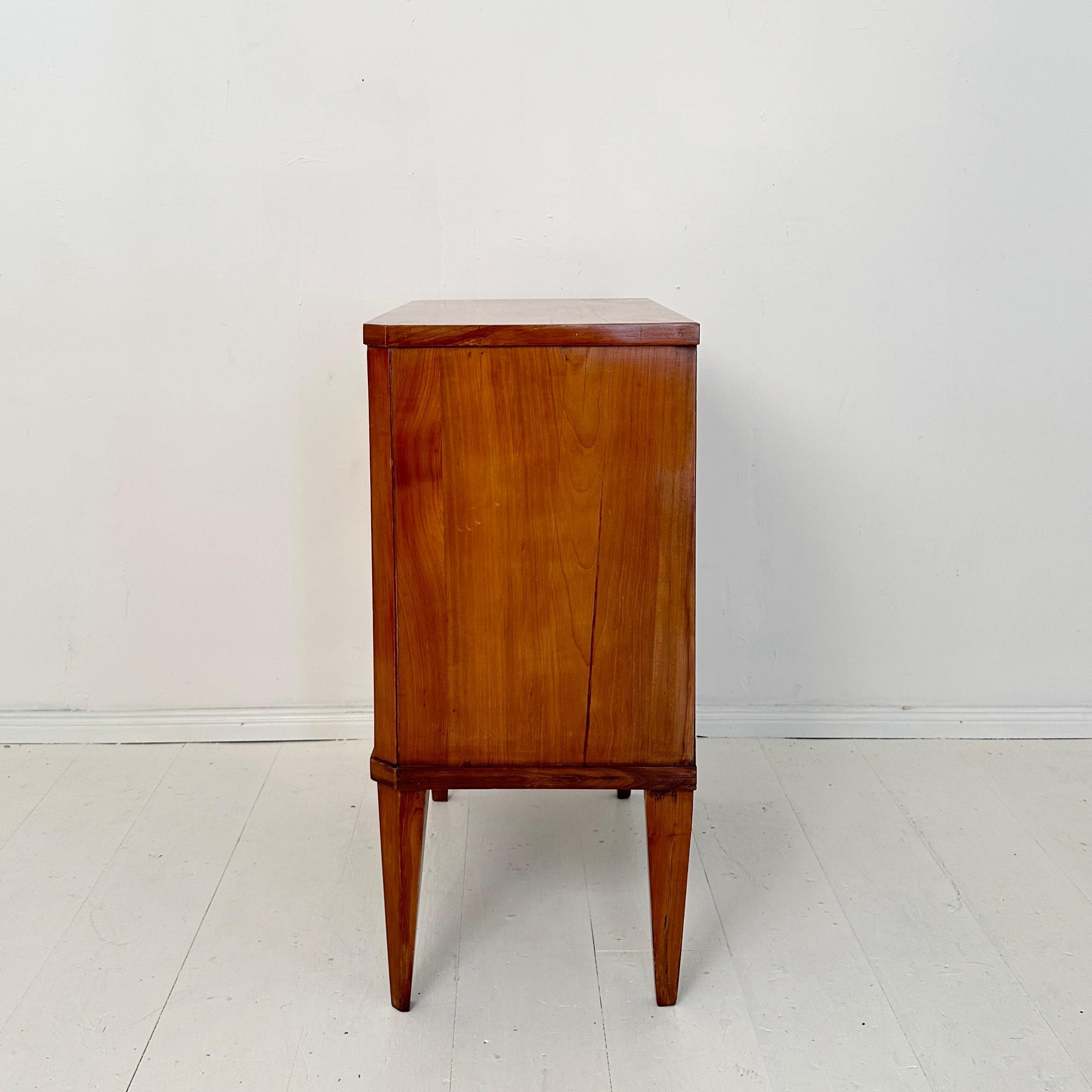 19. Jahrhundert Kleine deutsche Biedermeier Kommode Licht Rot Braun Kirschbaum, 1820 (Messing)