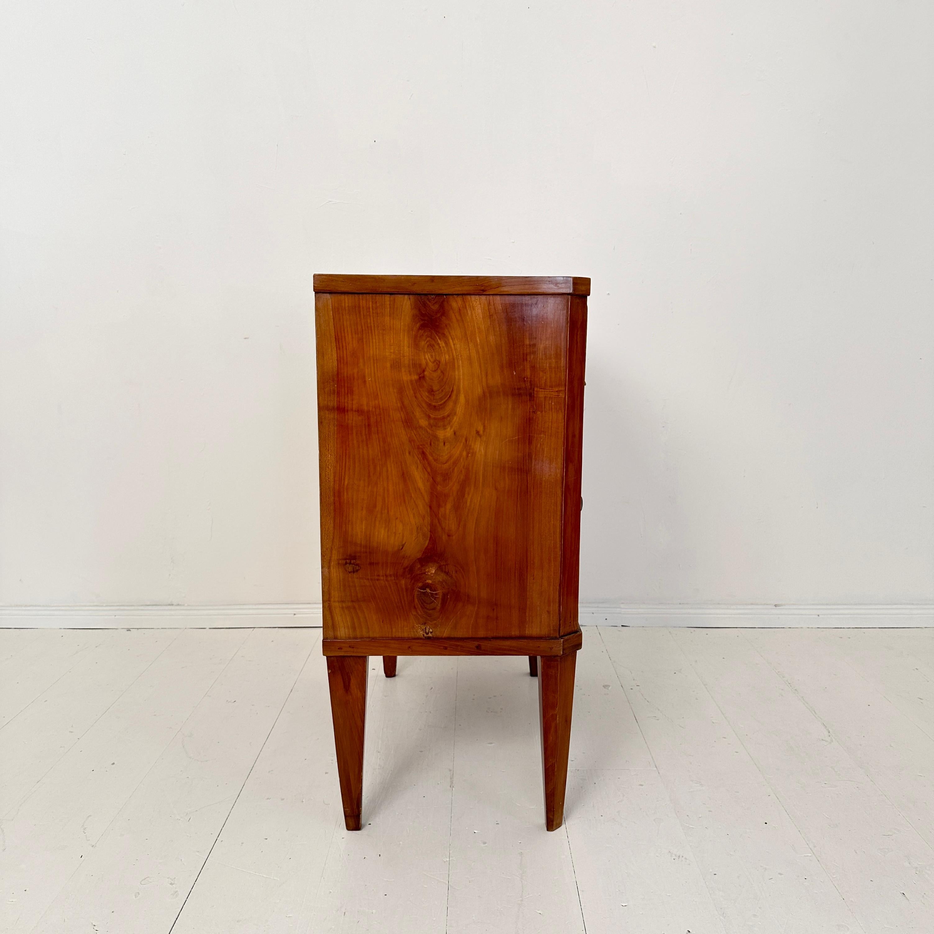19. Jahrhundert Kleine deutsche Biedermeier Kommode Licht Rot Braun Kirschbaum, 1820 3
