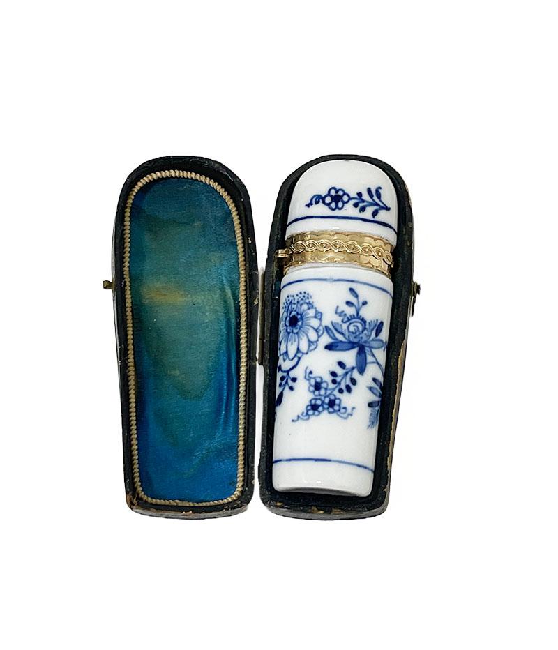Petit flacon de parfum en porcelaine du 19ème siècle dans un étui

Bouteille en porcelaine avec motif de l'union peint en blanc et bleu
La monture en or de la bouteille est marquée de la marque de Hall en or néerlandaise 