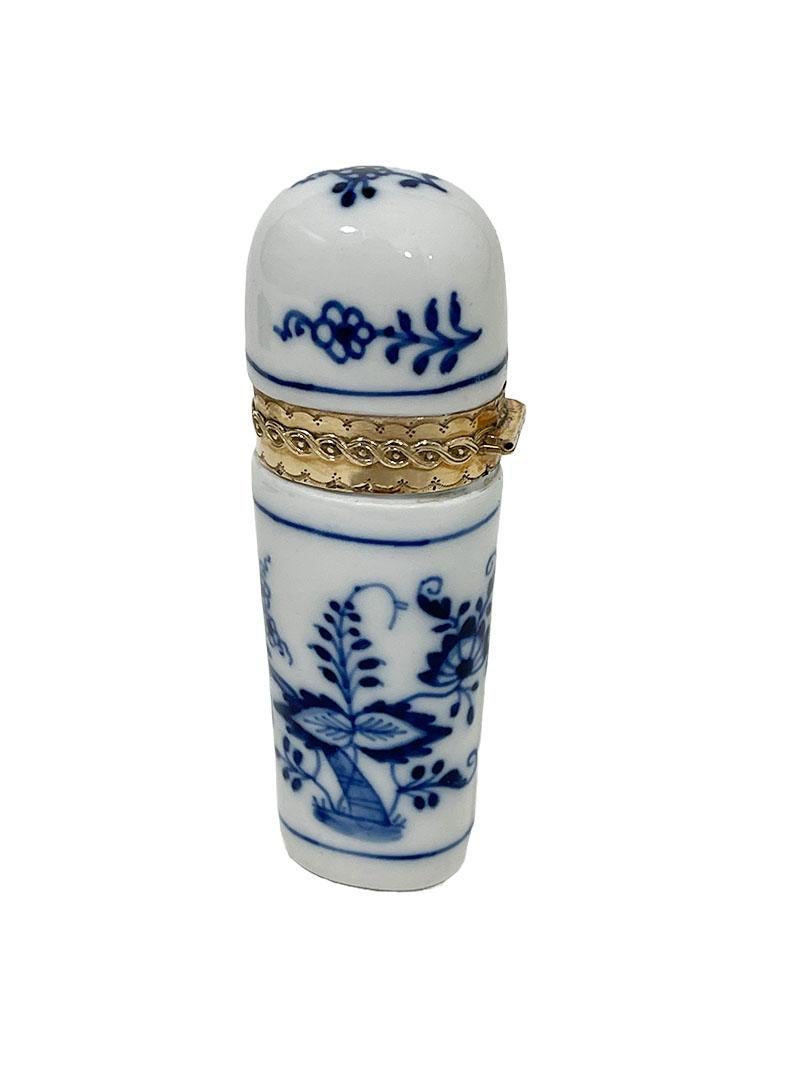 Néerlandais Petit flacon de parfum à parfum en porcelaine et or du 19ème siècle dans une boîte en vente