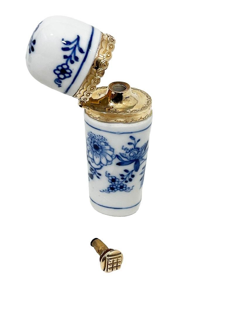 Porcelaine Petit flacon de parfum à parfum en porcelaine et or du 19ème siècle dans une boîte en vente
