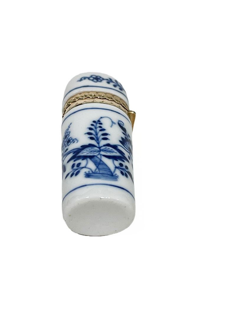 Petit flacon de parfum à parfum en porcelaine et or du 19ème siècle dans une boîte en vente 1