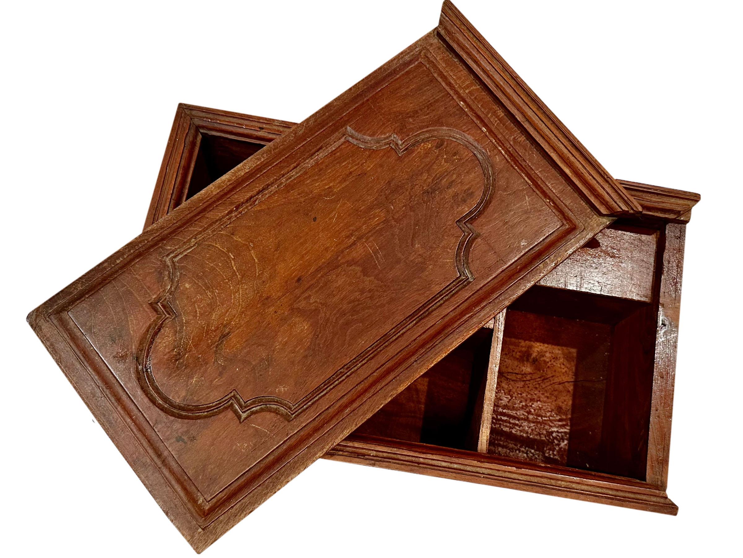 Petite boîte de dot indienne du 19ème siècle Bon état - En vente à Tampa, FL
