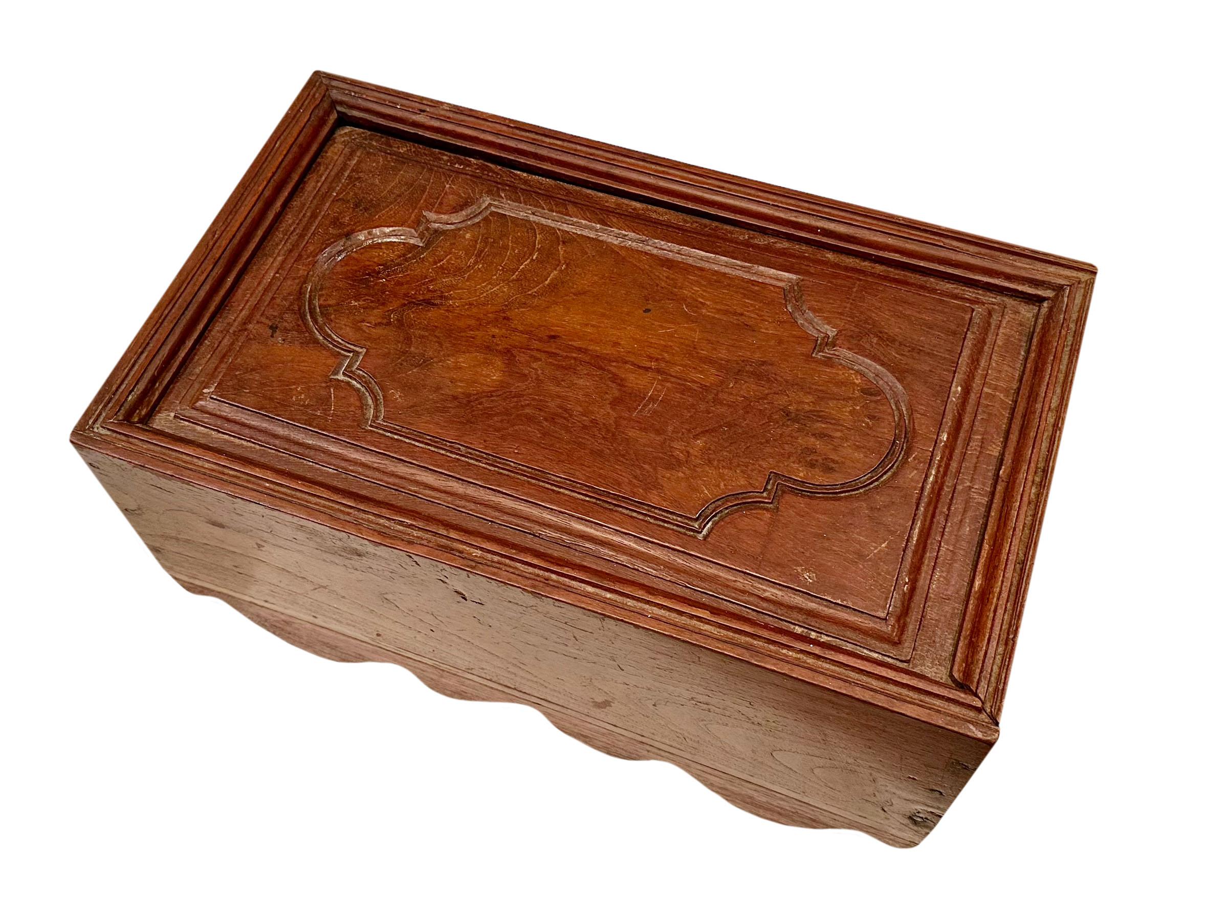 Bois Petite boîte de dot indienne du 19ème siècle en vente