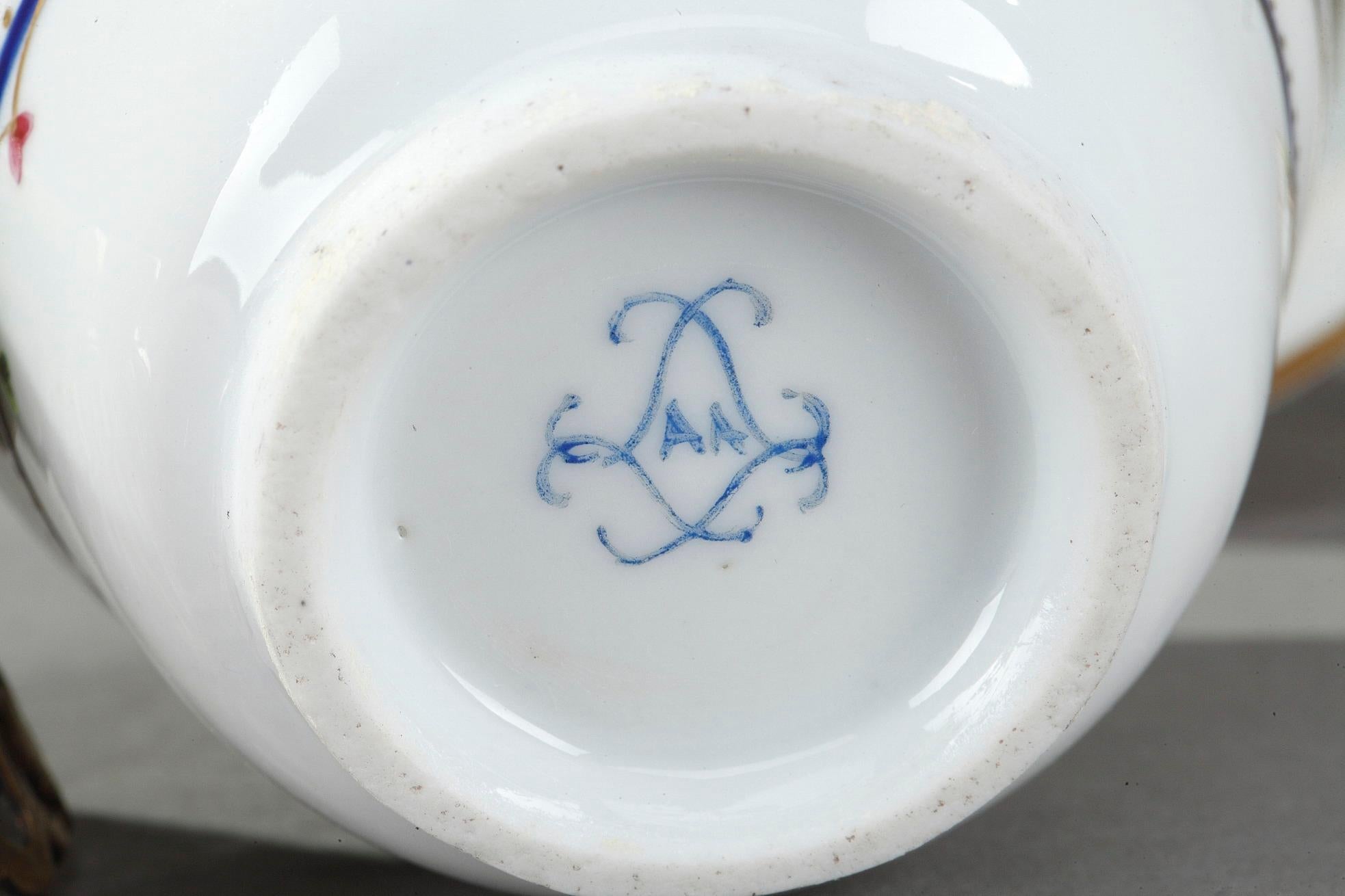 Petit encrier du 19ème siècle en porcelaine et A Silver Silver dans le style de Sèvres en vente 4