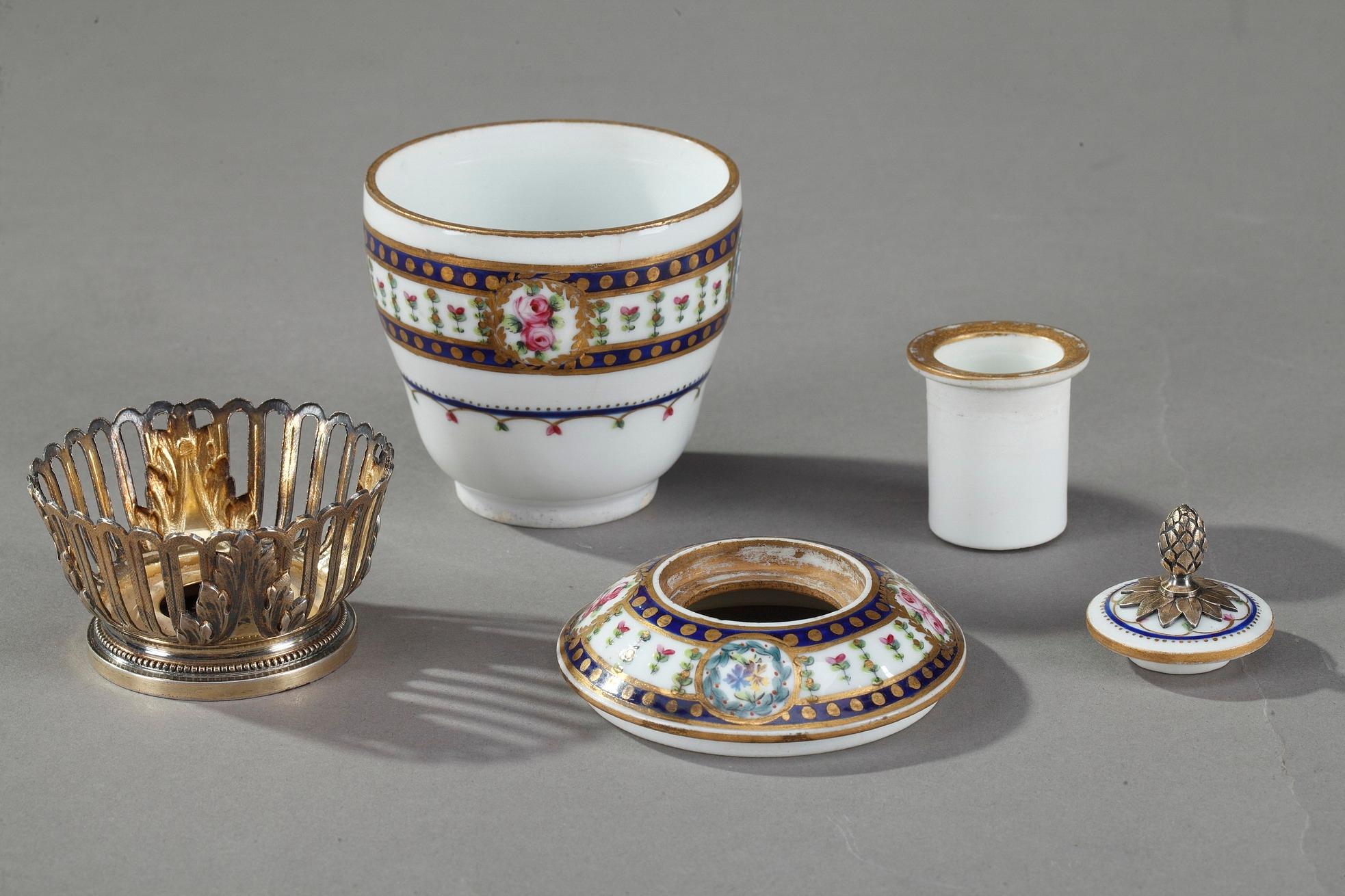 Doré Petit encrier du 19ème siècle en porcelaine et A Silver Silver dans le style de Sèvres en vente