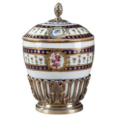 Kleines Tintenfass aus dem 19. Jahrhundert aus Porzellan und vergoldetem Silber im Sevres-Stil