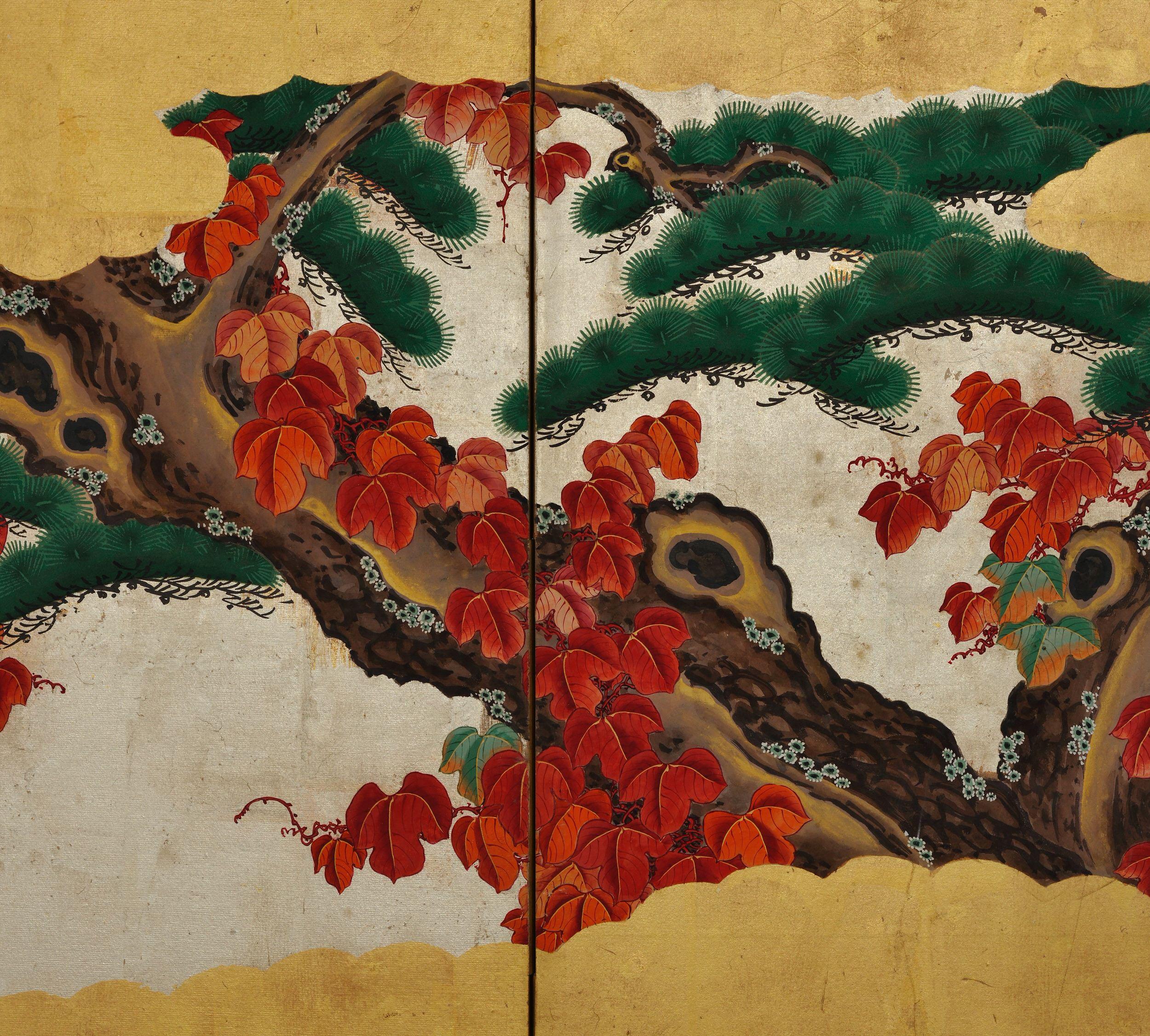 Kleines japanisches Paravent-Paar des 19. Jahrhunderts, Kiefernholzbäume und Weinreben auf Blattgold (Edo) im Angebot