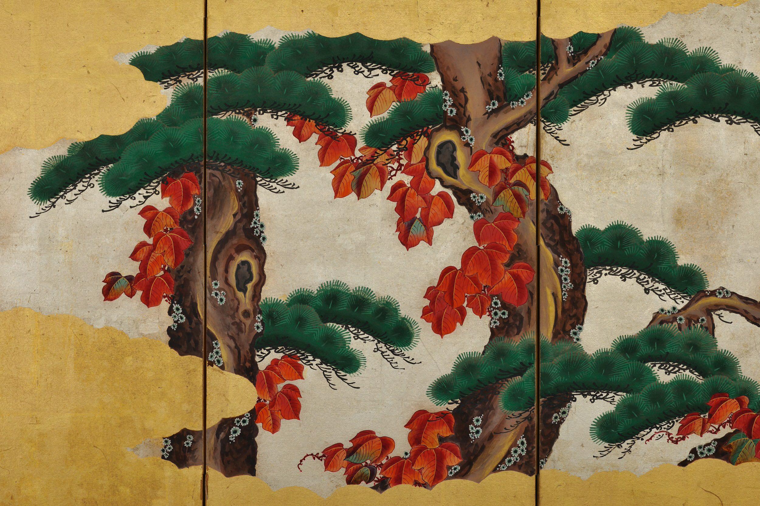 Kleines japanisches Paravent-Paar des 19. Jahrhunderts, Kiefernholzbäume und Weinreben auf Blattgold (Japanisch) im Angebot