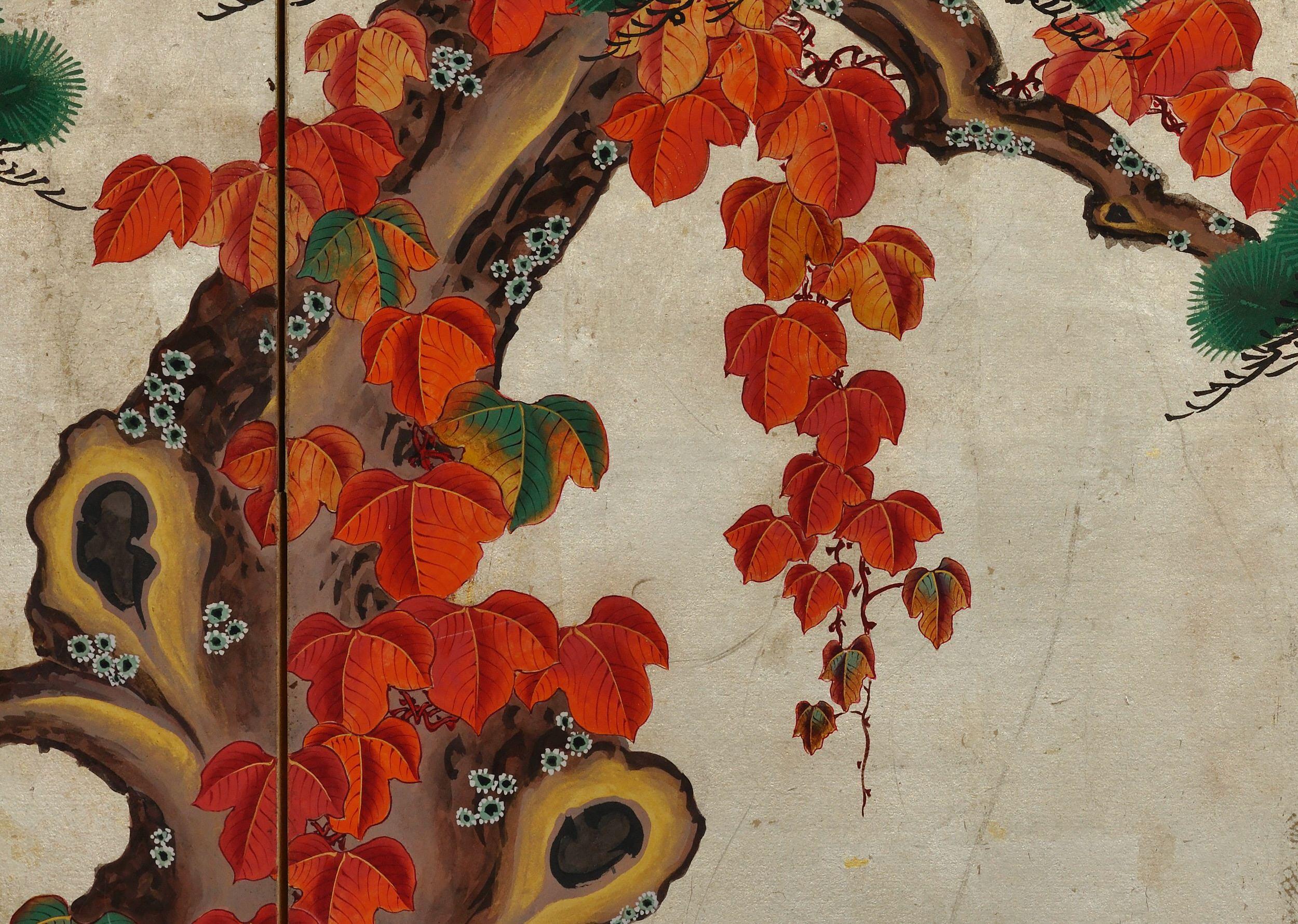 Peint à la main Paire de paravents japonais du 19ème siècle, pins et vignes sur feuille d'or