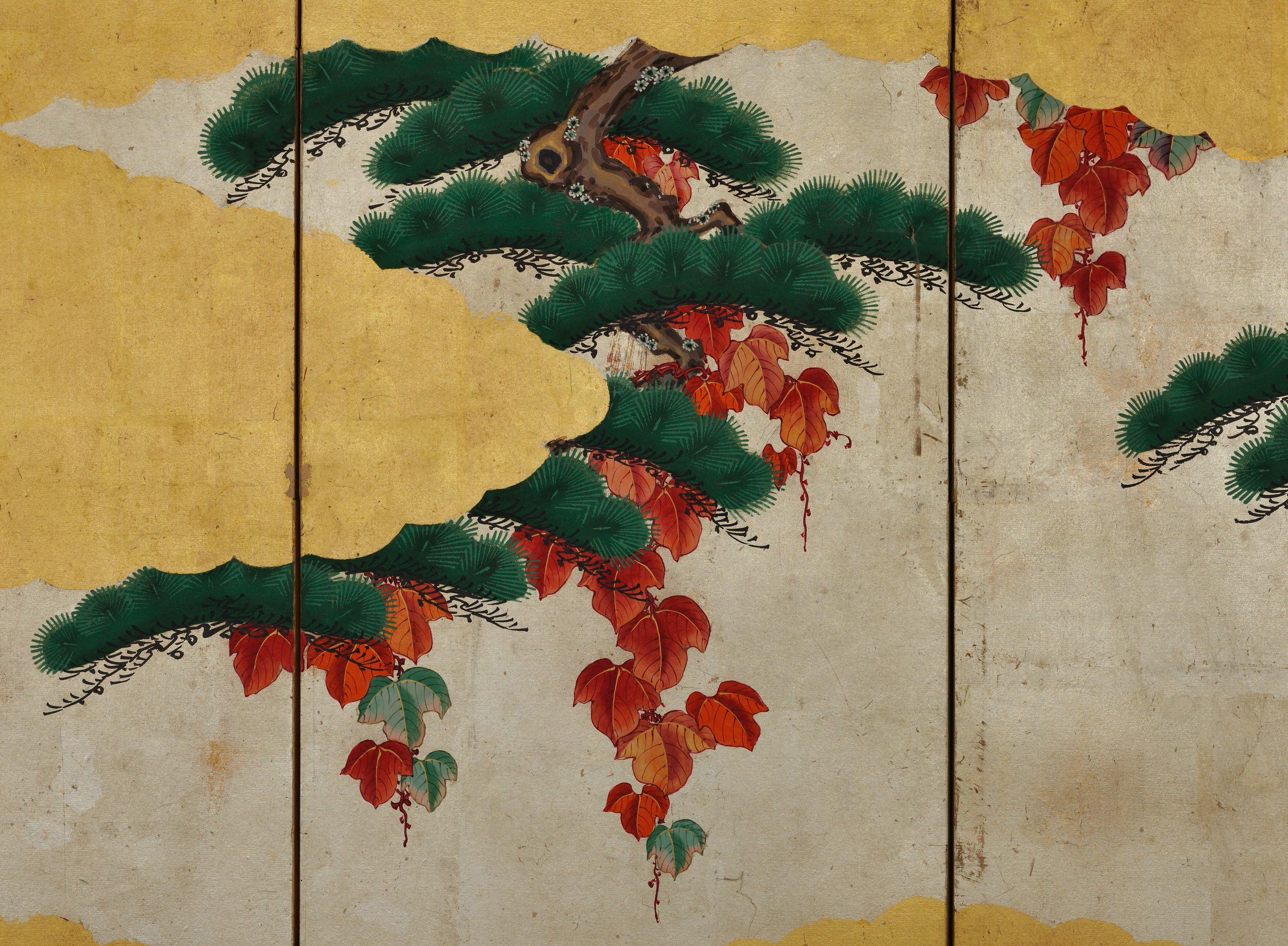 Paire de paravents japonais du 19ème siècle, pins et vignes sur feuille d'or Bon état à Kyoto, JP
