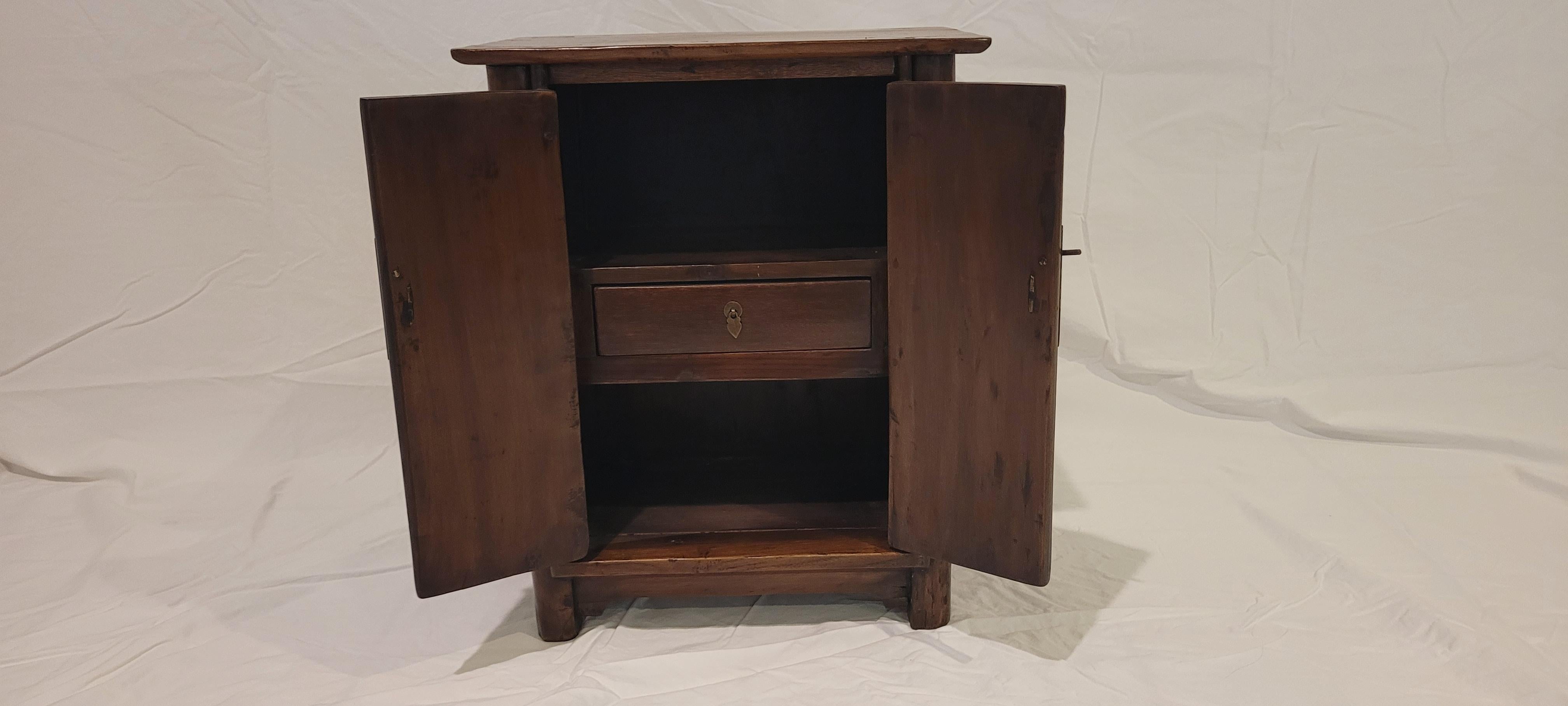 Chinois Petite armoire Kang du 19ème siècle en vente