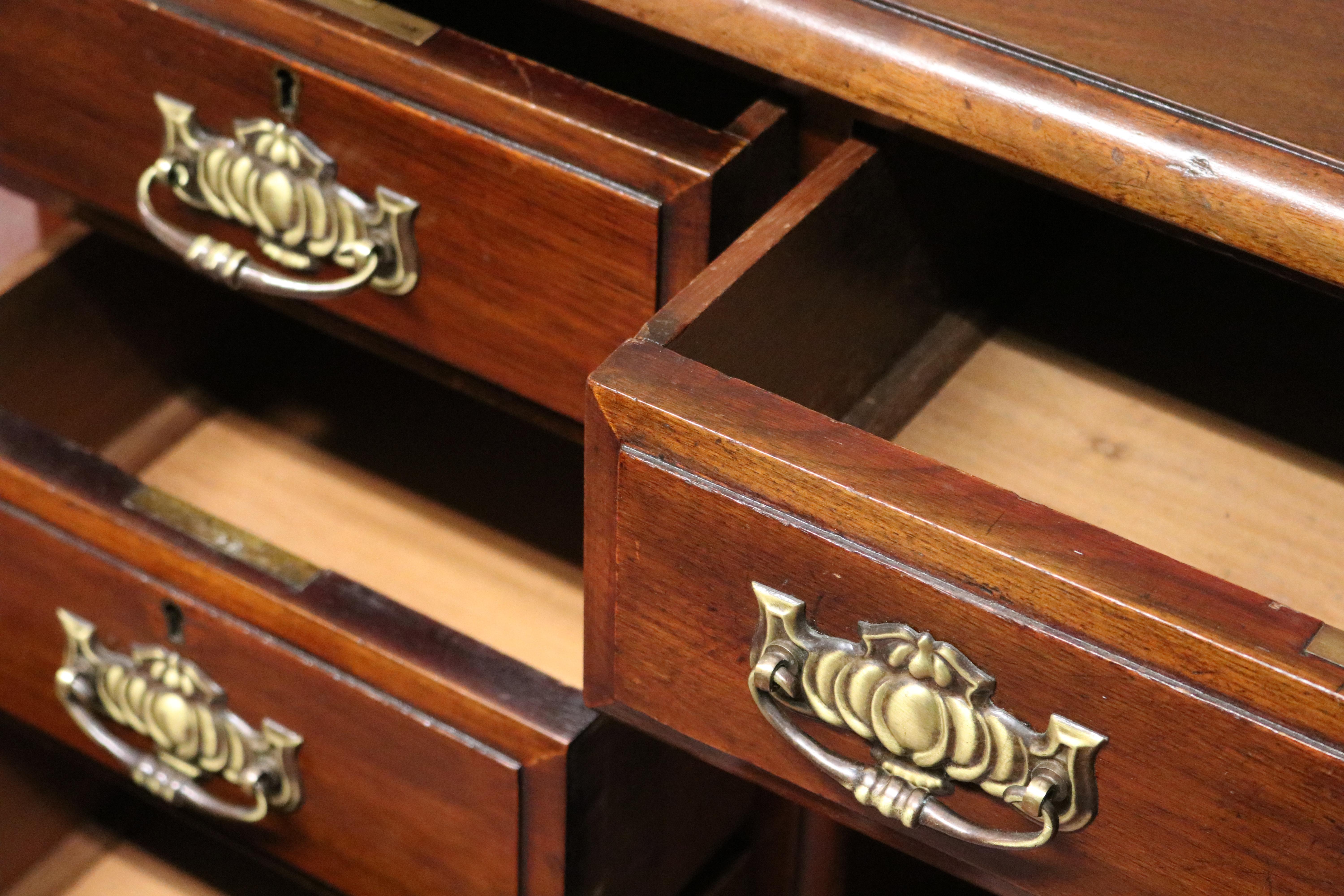 19th Century Small Mahogany Pedestal Desk with Red Leather Top In Good Condition For Sale In Glencarse, Perthshire