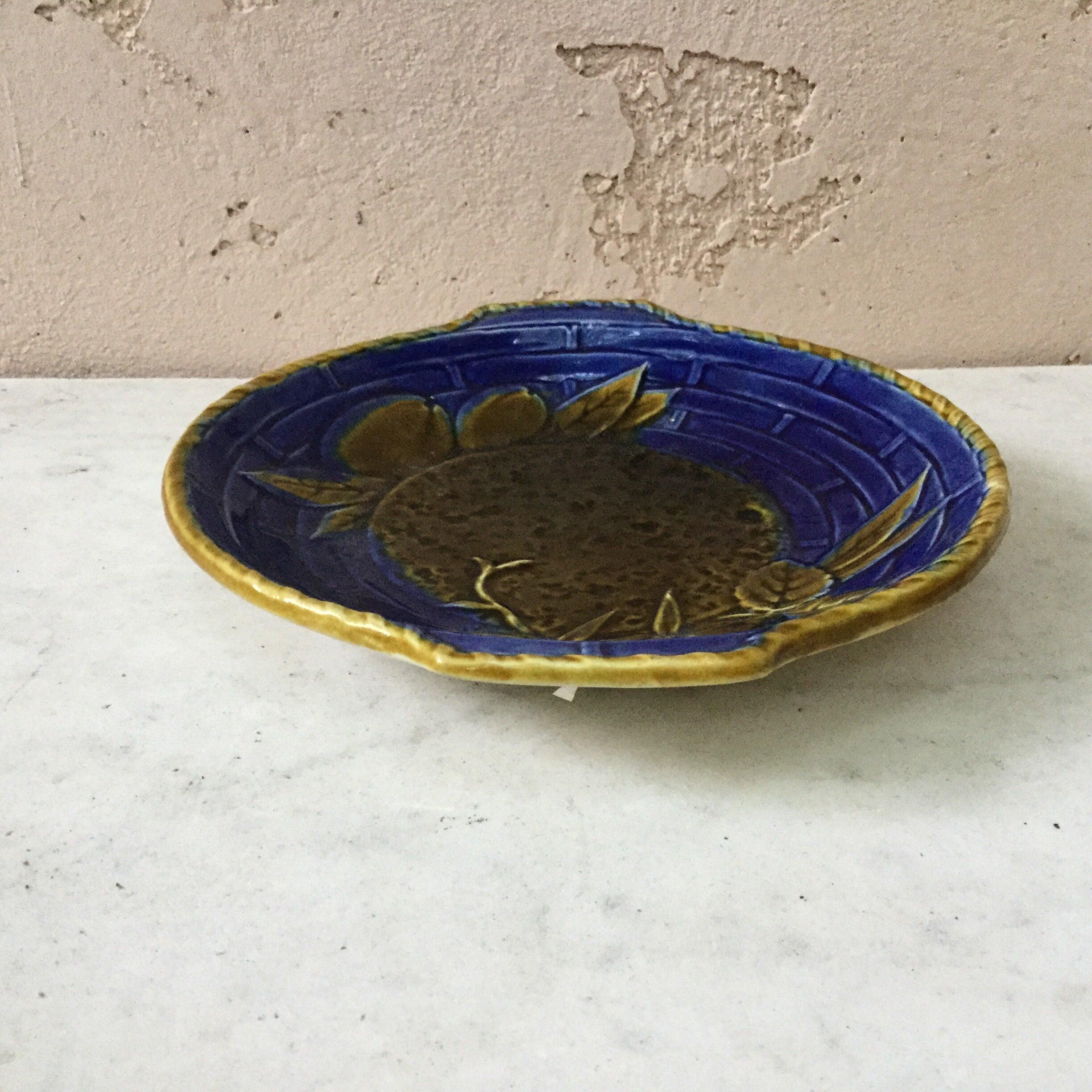 Petit plat en majolique du 19e siècle signé Wedgwood.