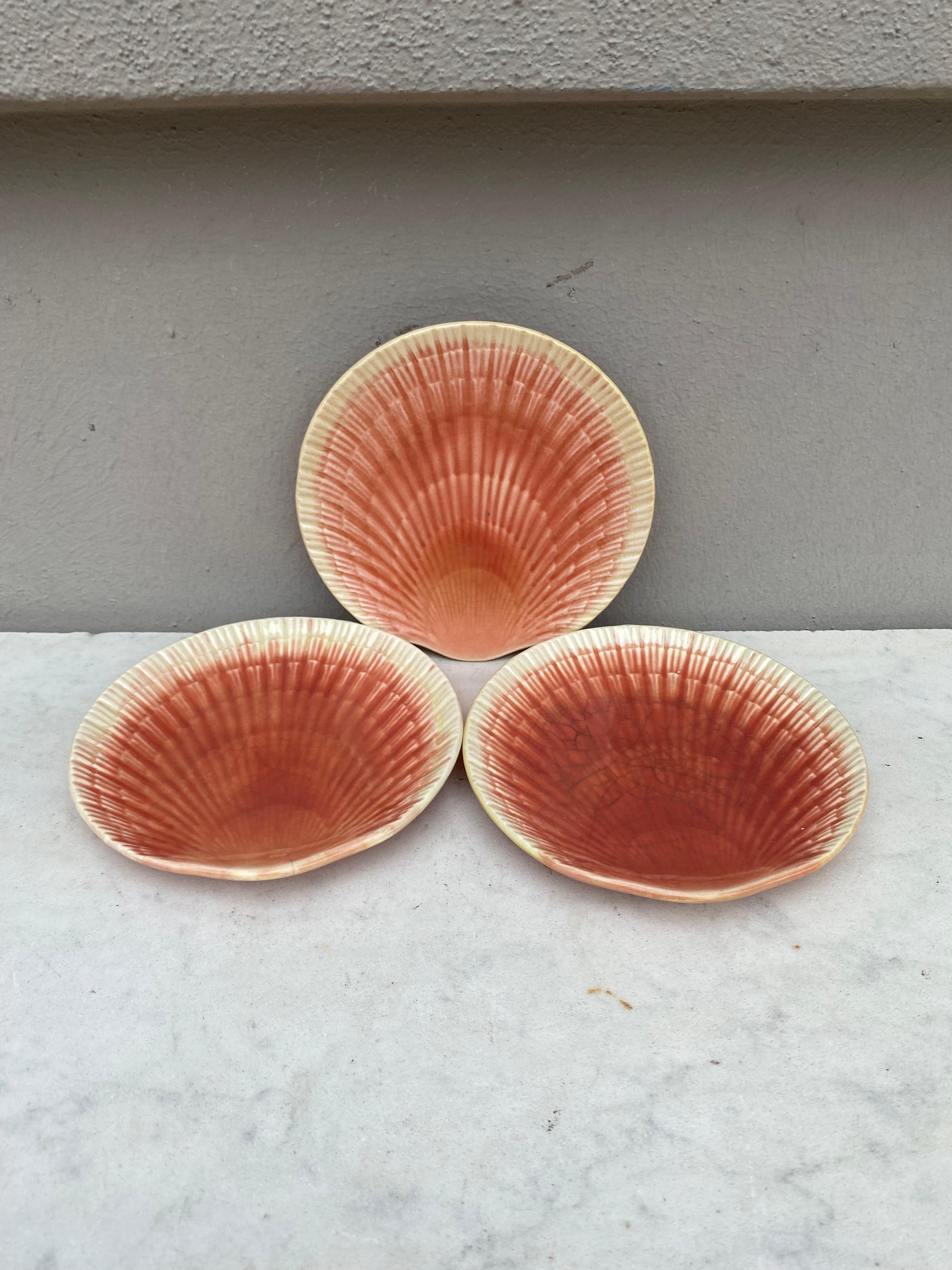 19th Century Small Majolica Shell Plate Sarreguemines In Fair Condition In Austin, TX