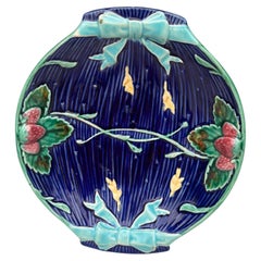 Plato pequeño de mayólica con fresas del siglo XIX, de Wedgwood