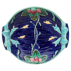 Plato pequeño de mayólica con fresas del siglo XIX, de Wedgwood