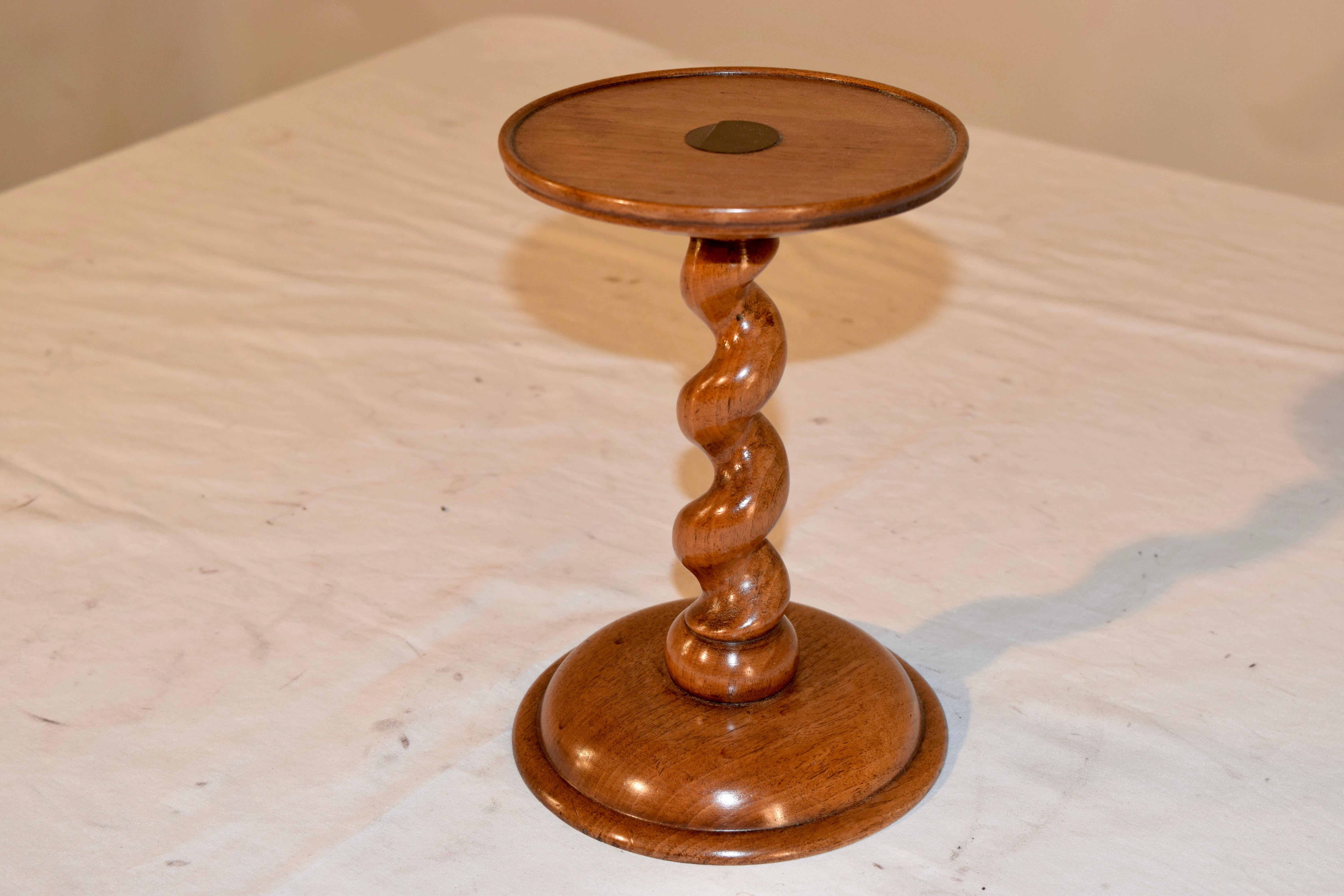 19th century small oak pedestal from England with a hand-turned dish top, supported on a hand-turned barley twist stem and resting on a hand-turned base with a molded edge.