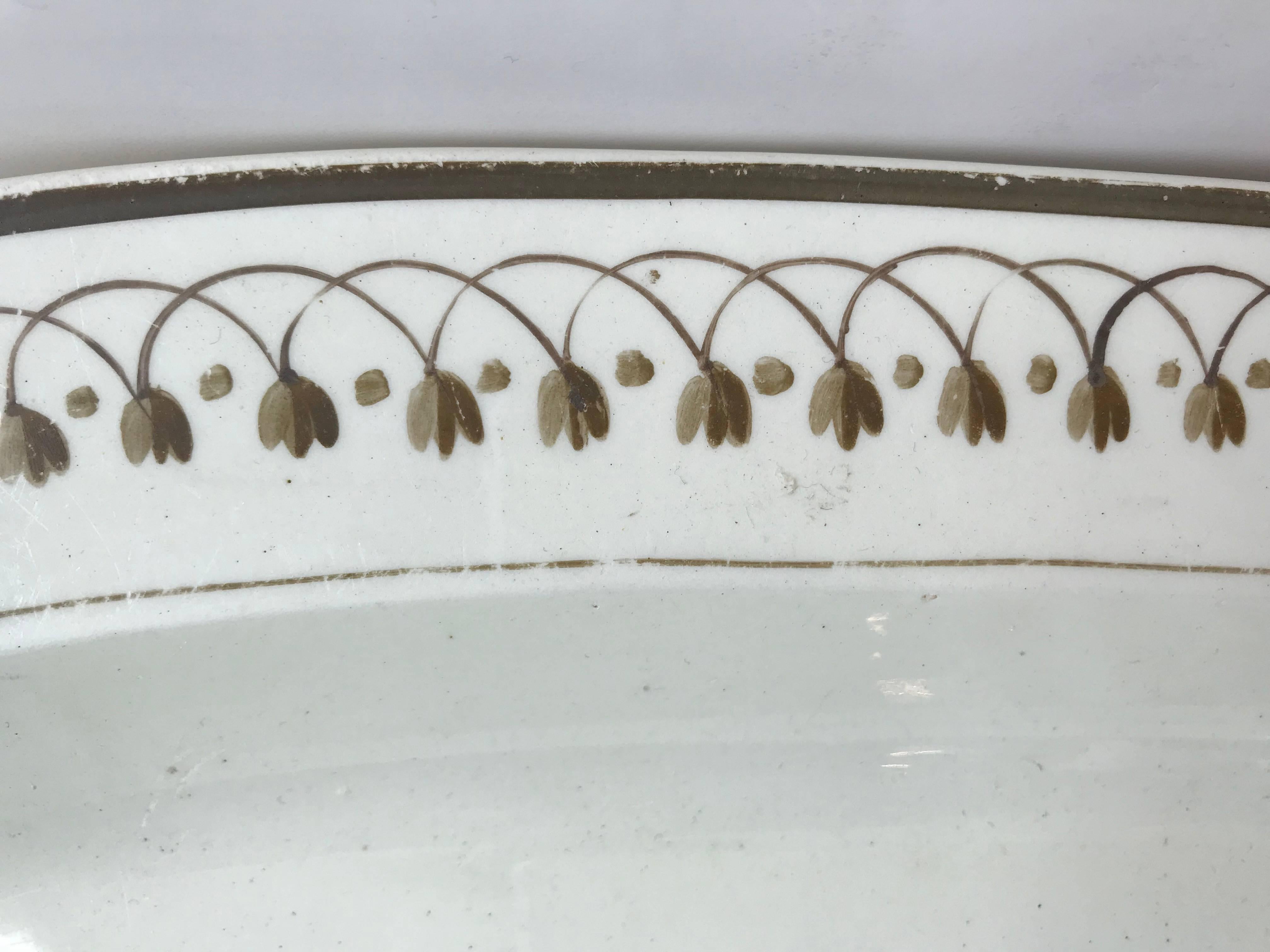 19th Century Small Oval Creamware Platter In Excellent Condition For Sale In Boston, MA