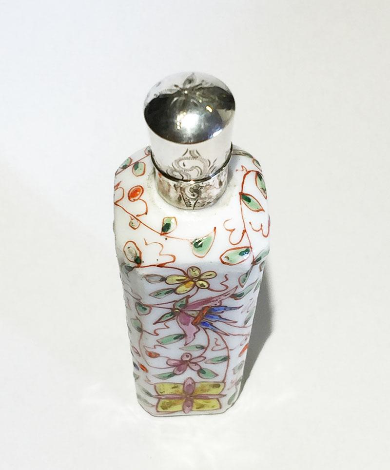 petit flacon de parfum en porcelaine émaillée du 19e siècle

Bouteille en porcelaine émaillée avec décor floral et bouchon en argent hollandais
Le bouchon est marqué de la marque hollandaise 