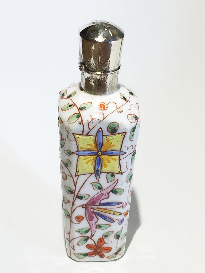 Émaillé petit flacon de parfum en porcelaine émaillée du 19ème siècle en vente