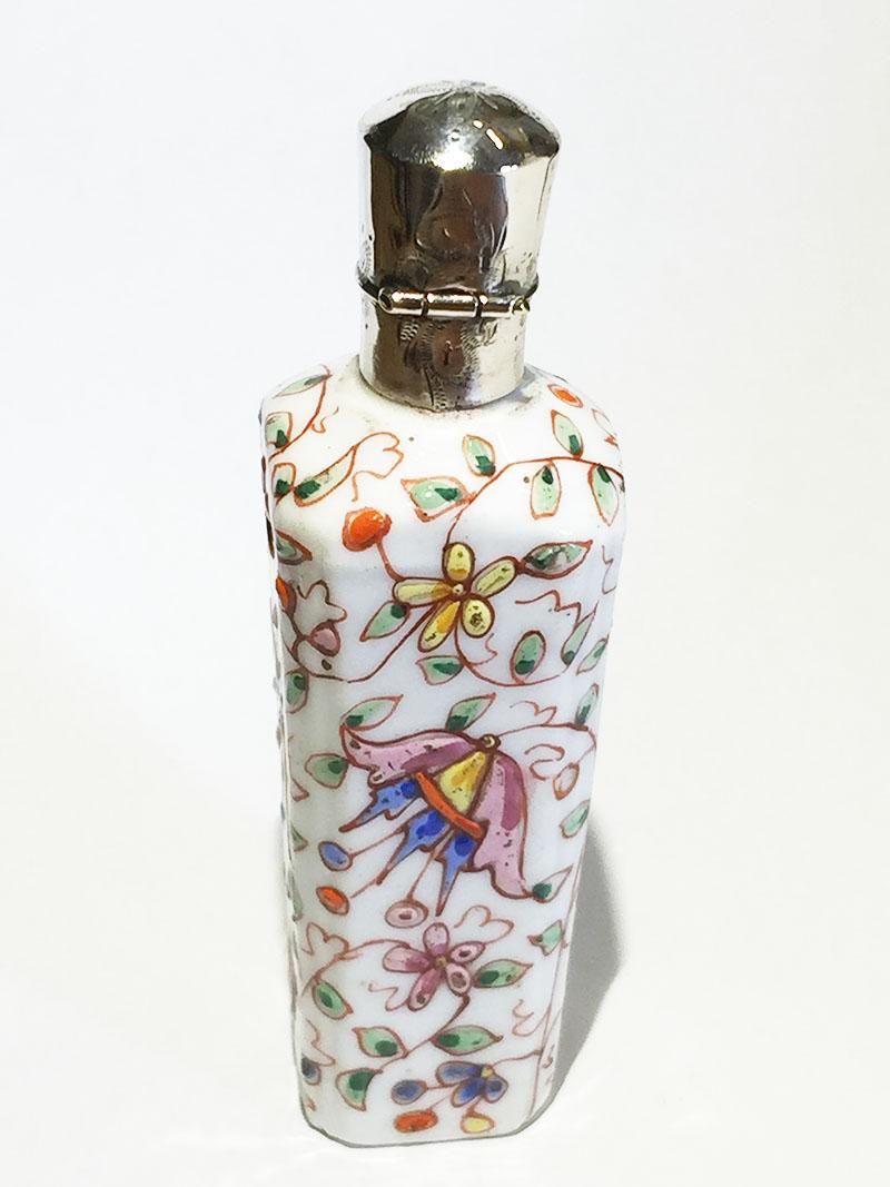 19th Century Small Porcelain Enameled Scent Perfume Bottle In Good Condition For Sale In Delft, NL