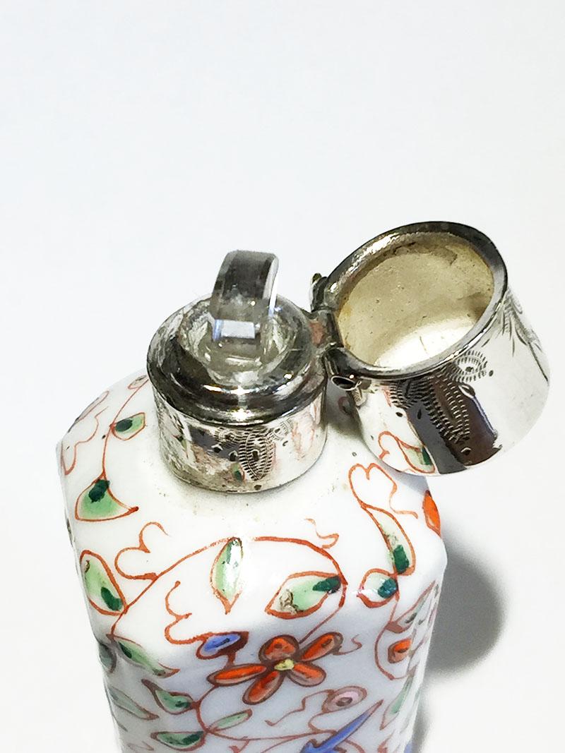 Argent petit flacon de parfum en porcelaine émaillée du 19ème siècle en vente