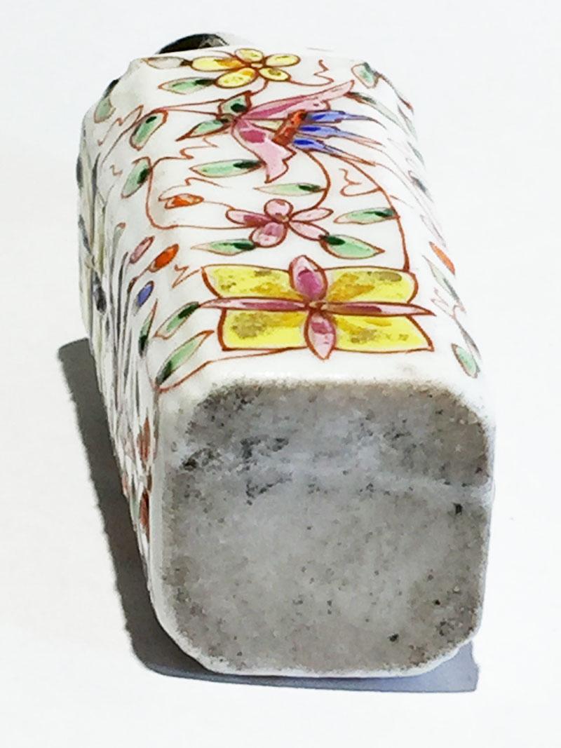 petit flacon de parfum en porcelaine émaillée du 19ème siècle en vente 3
