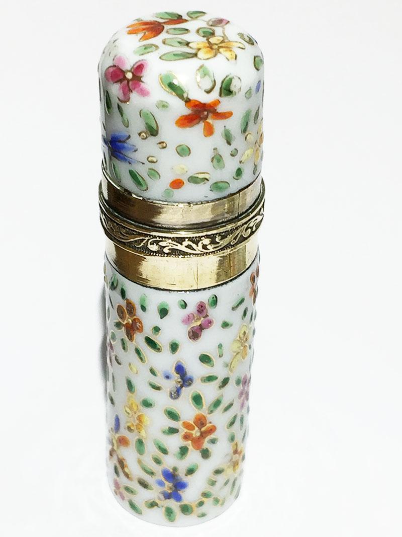 Émaillé petits flacons de parfum en porcelaine émaillée du 19ème siècle en vente