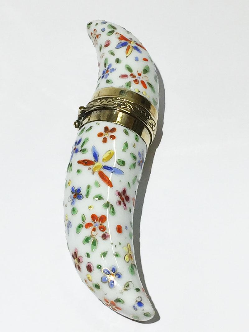 petits flacons de parfum en porcelaine émaillée du 19ème siècle Bon état - En vente à Delft, NL