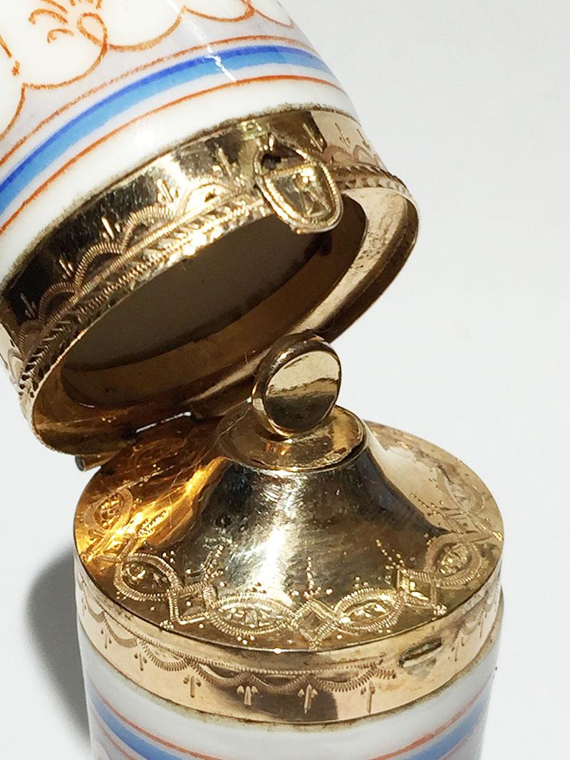 petit flacon de parfum en porcelaine du XIXe siècle

Bouteille en porcelaine avec décor peint en orange et bleu 
La fermeture de la bouteille est marquée de la marque de Hall en or néerlandaise 