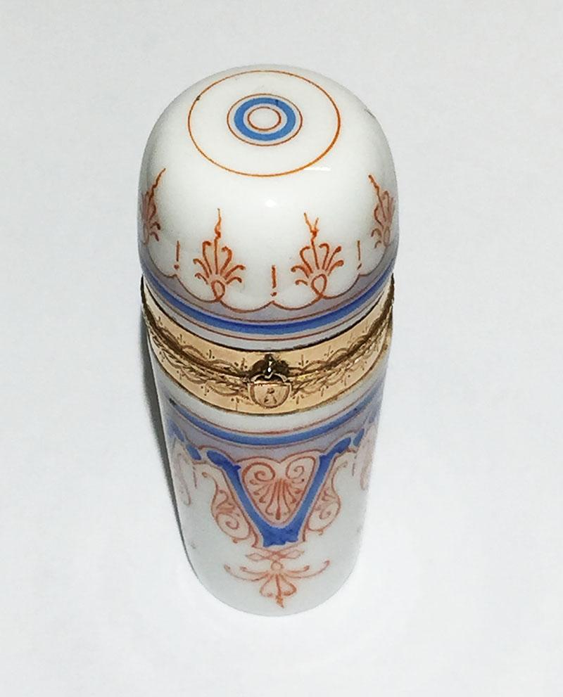Néerlandais Petit flacon de parfum à parfum en porcelaine et or du 19ème siècle en vente