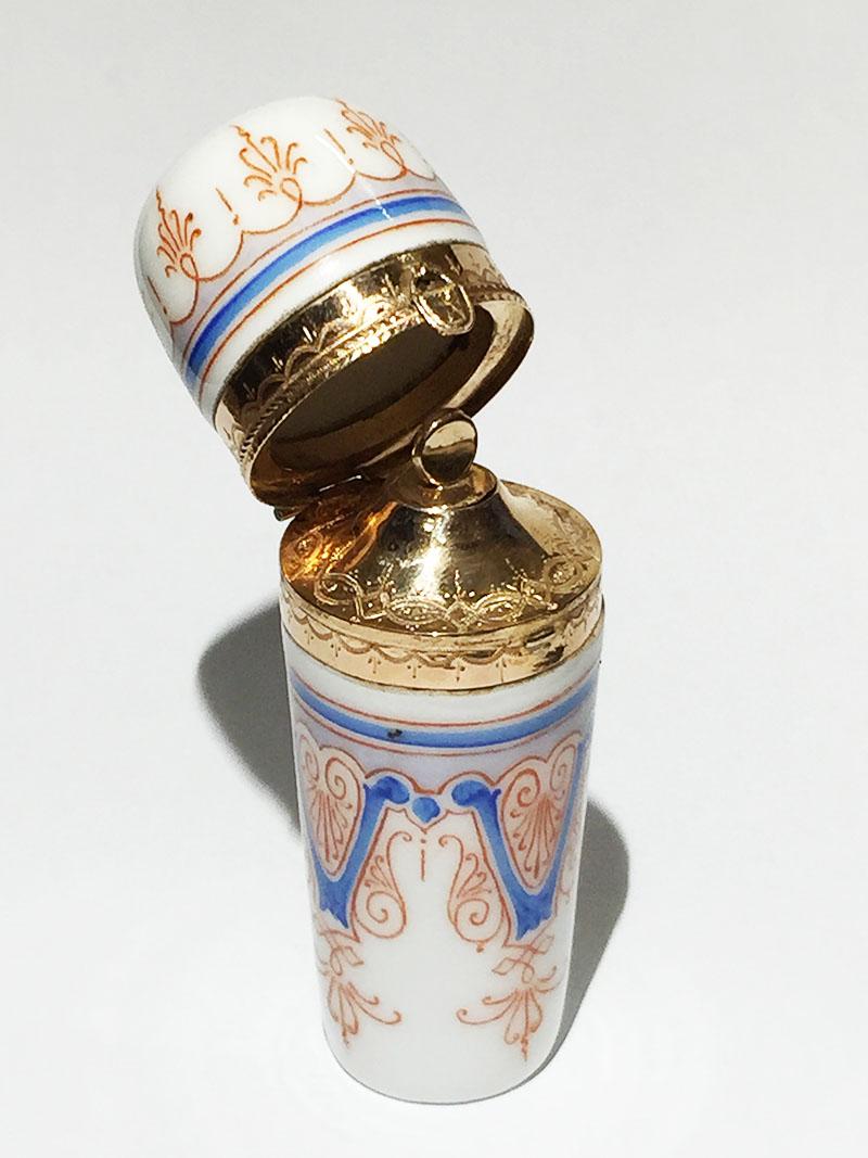 XIXe siècle Petit flacon de parfum à parfum en porcelaine et or du 19ème siècle en vente