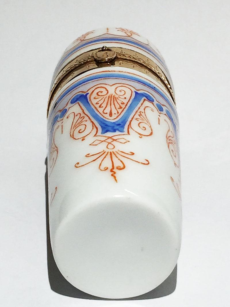 Or Petit flacon de parfum à parfum en porcelaine et or du 19ème siècle en vente