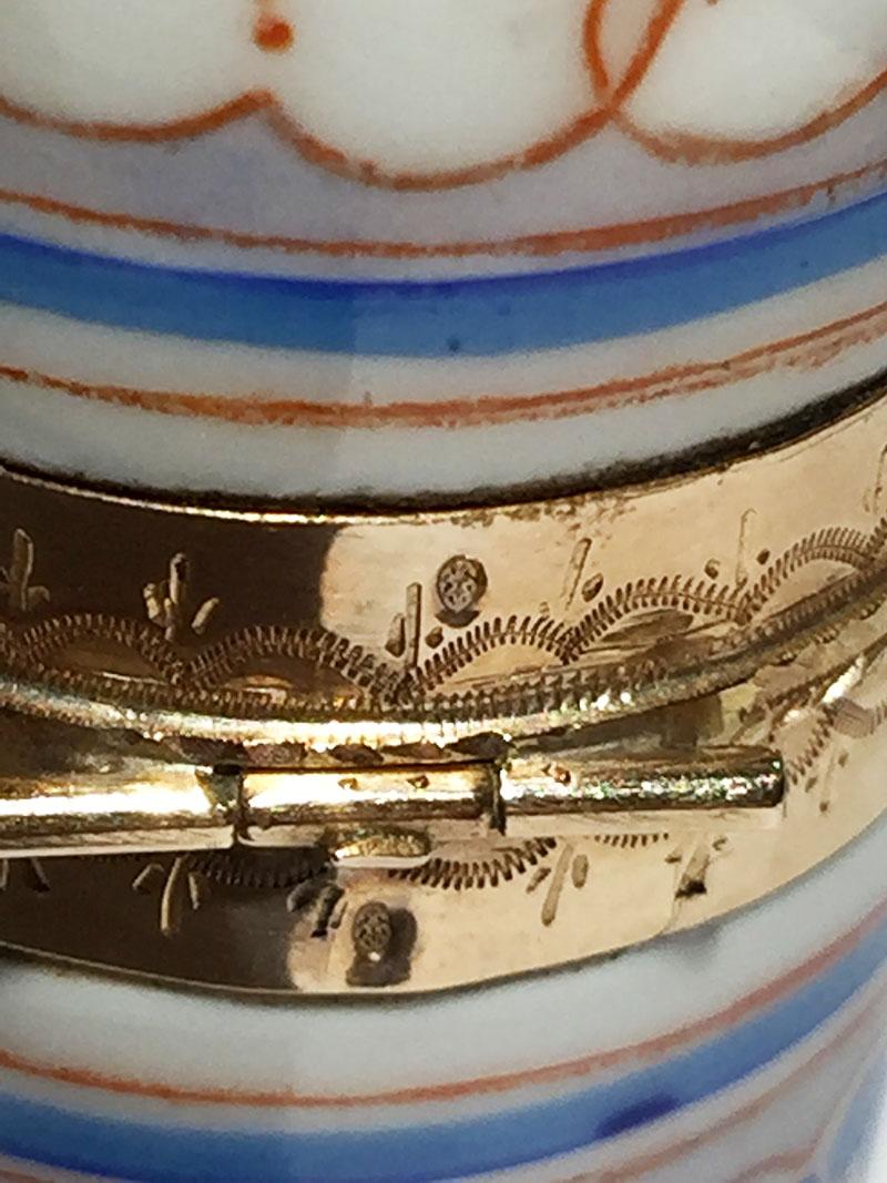 Piccola bottiglia di profumo in oro e porcellana del XIX secolo in vendita 2