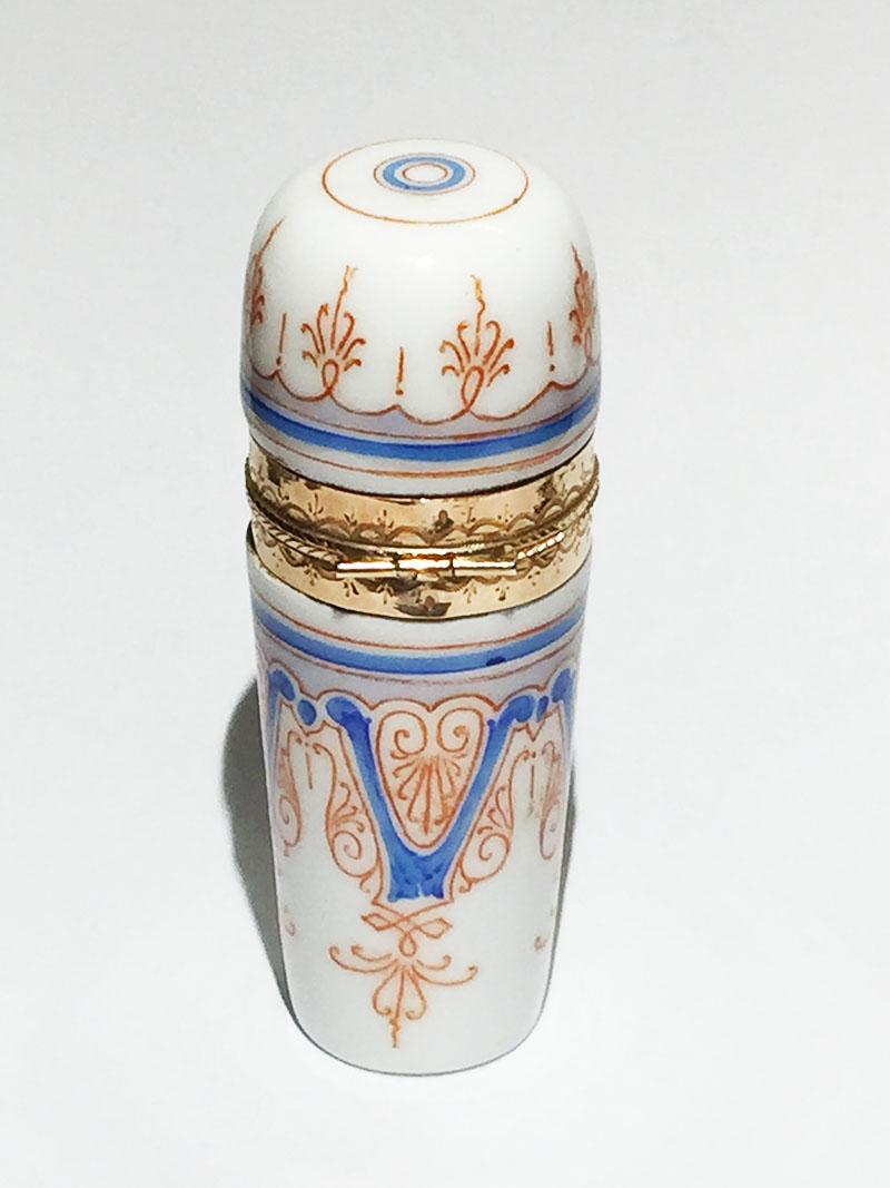 Petit flacon de parfum à parfum en porcelaine et or du 19ème siècle en vente 2