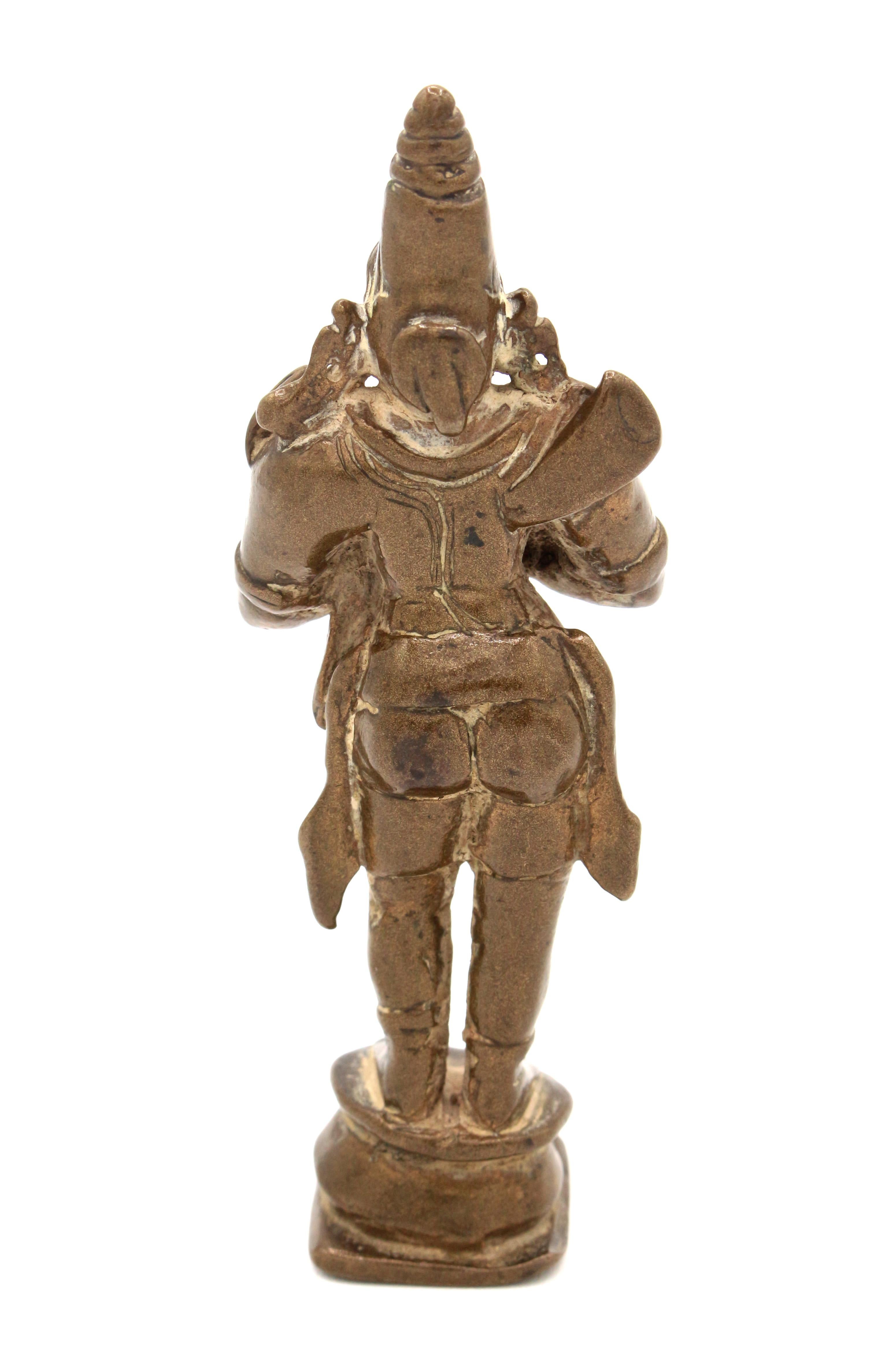 Petit personnage en bronze debout et serein, un dieu hindou, fonte à la cire perdue. 19ème siècle. 1 1/2