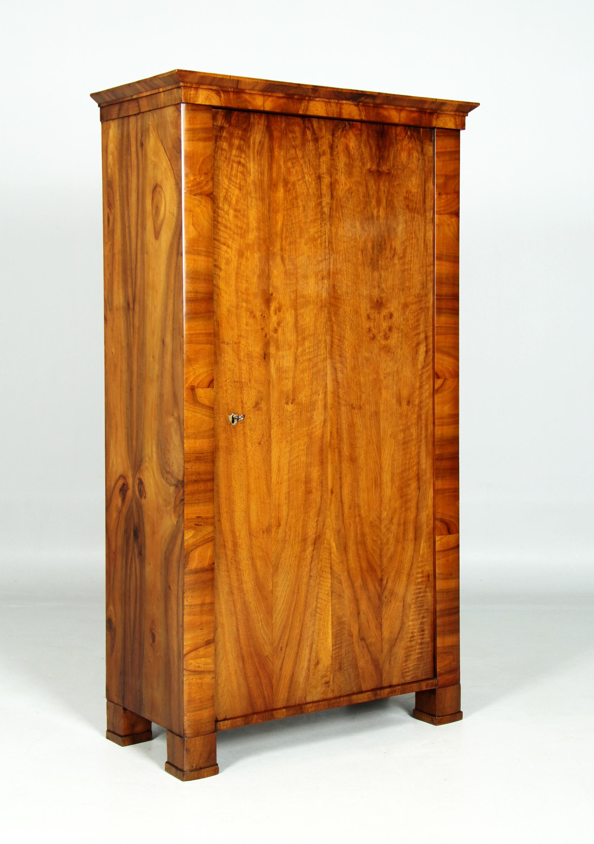 Armadio Biedermeier di piccole dimensioni

Austria
Noce
Biedermeier circa 1830

Dimensioni: H. H. x L. x P.: 165 x 91 x 45 cm.

Descrizione:
Piccolo mobile a un'anta del periodo Biedermeier austriaco, intorno al 1830.

La struttura del mobile, con i