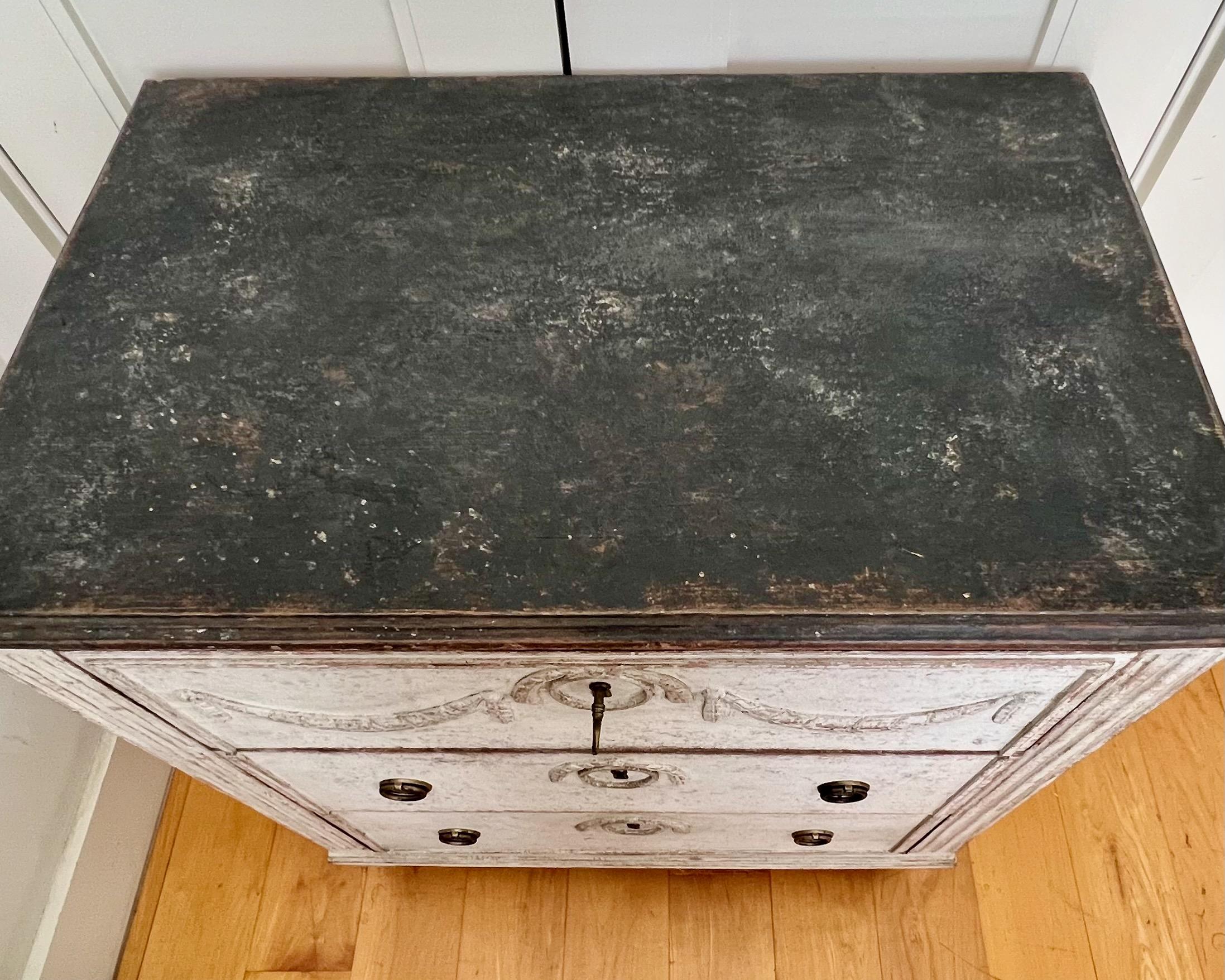 19th century Small Swedish Chest For Sale 6