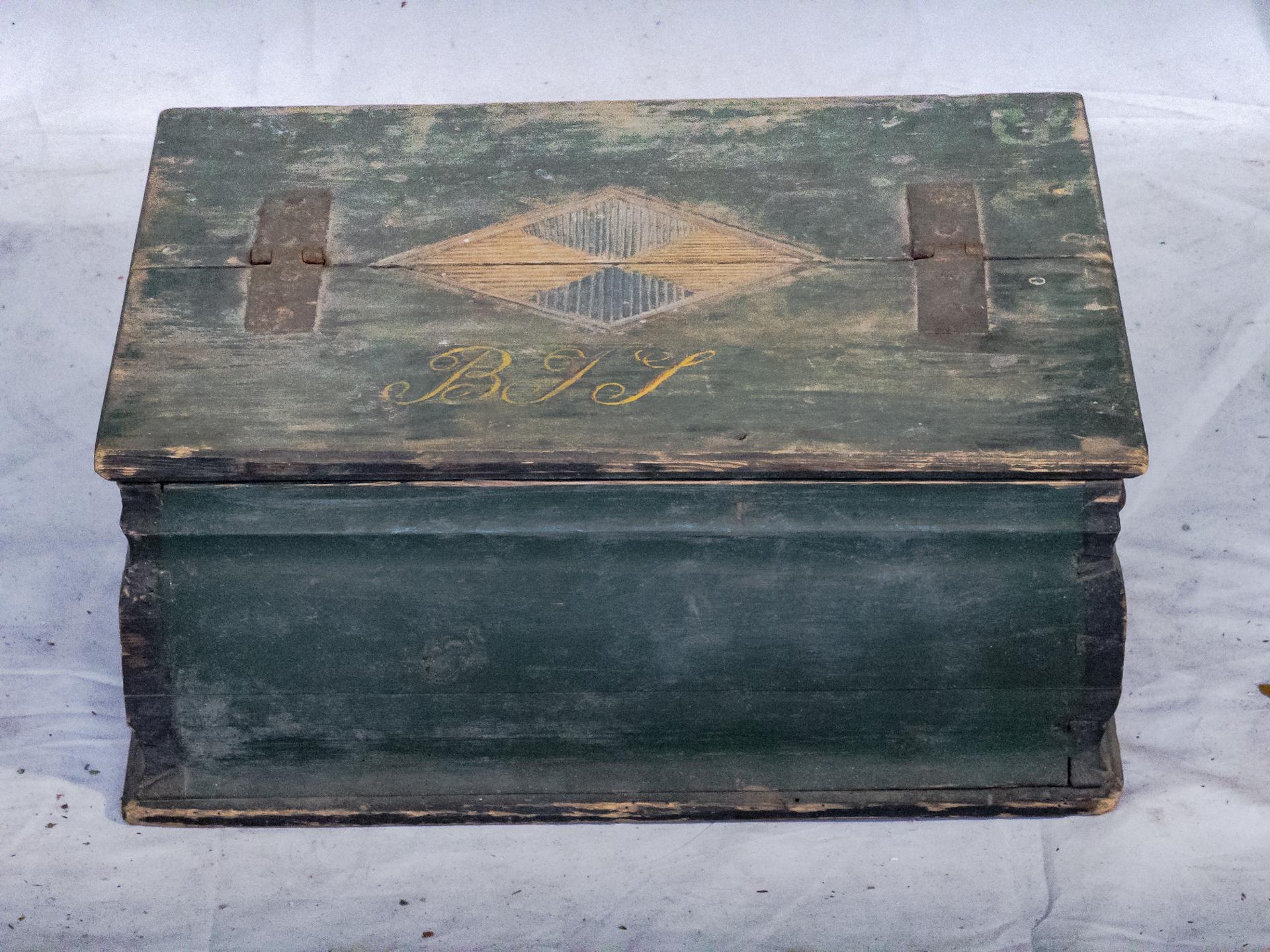 19th Century Small Swedish Chest 3