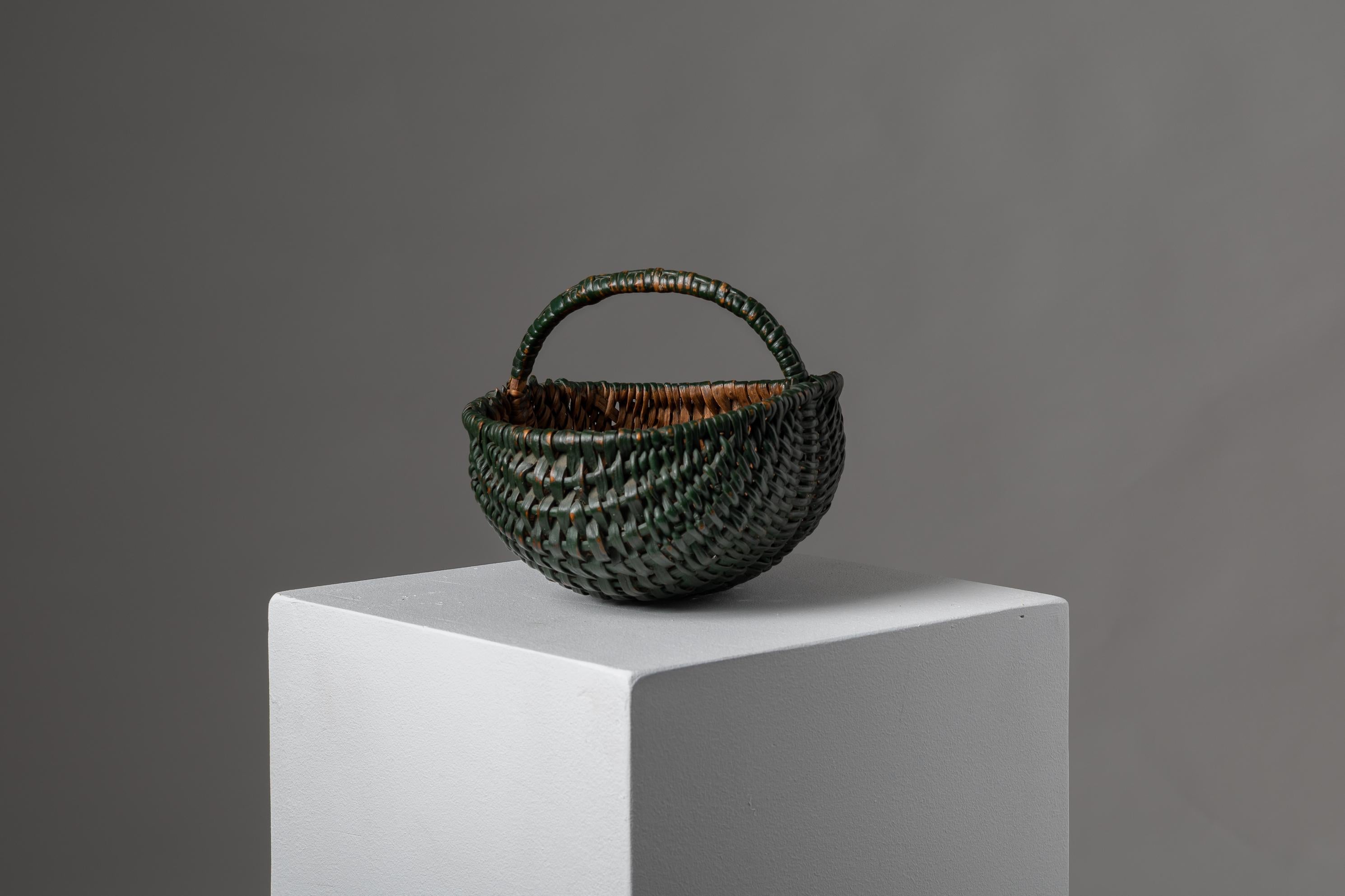 19th Century Small Swedish Folk Art Woven Basket In Good Condition For Sale In Kramfors, SE
