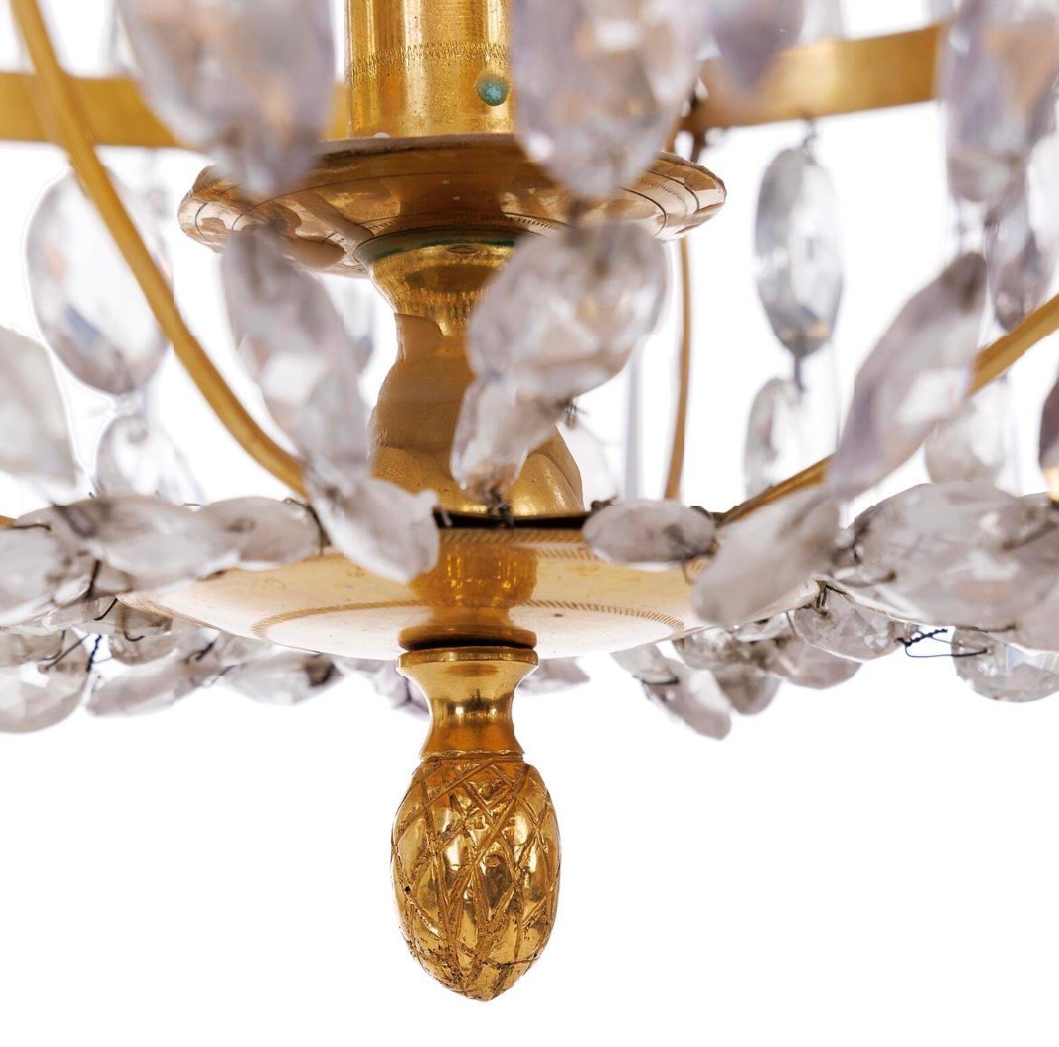 19e siècle Petit lustre gustavien avec six bras de bougie courbés et suspendus avec de beaux cristaux.

Suède

Hauteur : 76 cm
Diamètre : 60 cm 