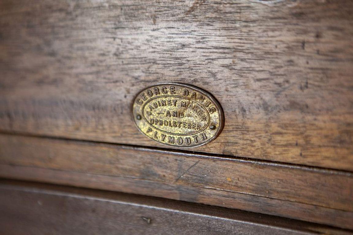 Petite armoire en noyer du XIXe siècle à motif de tournesols par George Davis en vente 6
