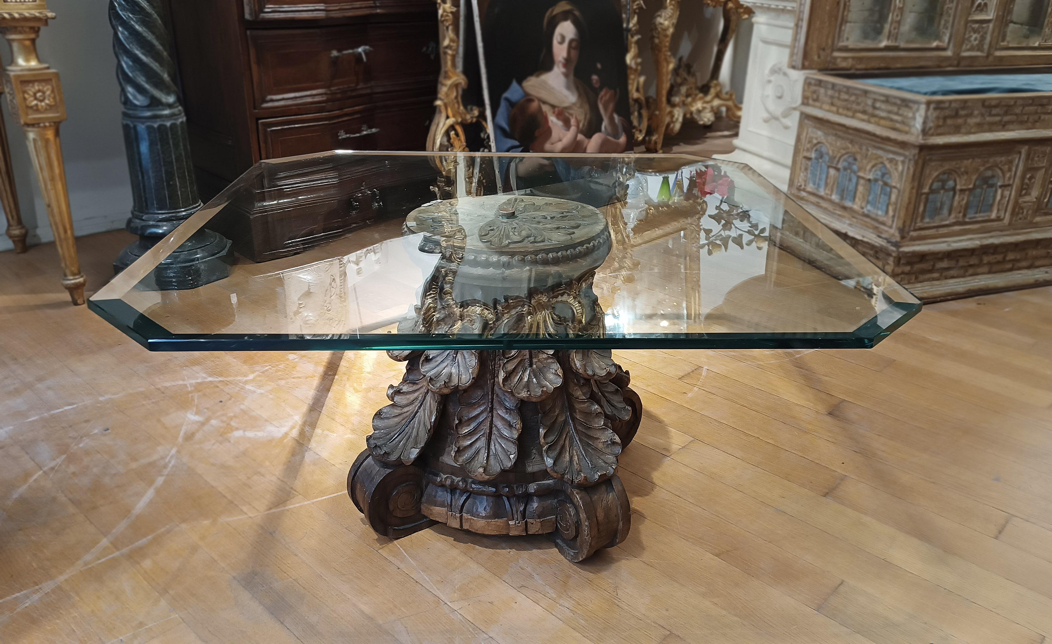 This elegant and particular coffee table is an authentic piece of Italian craftsmanship. The table top is made of tempered and ground crystal glass, giving it a luxurious and refined appearance. The base that supports the table is made up of a