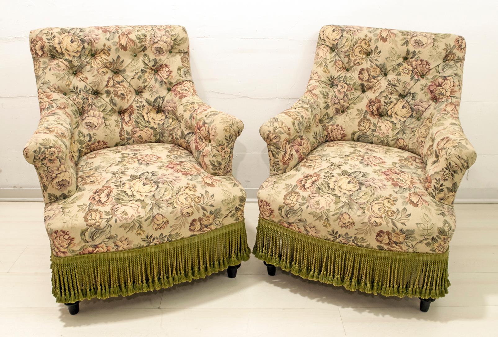 Sofa and two armchairs from the 19th century, Napoleon III period, original Gobelin upholstery, normal wear but in excellent condition. France, 1870

Armchair sizes:
H cm 80 x W cm 70 x D cm 72 x SH cm 40.
 