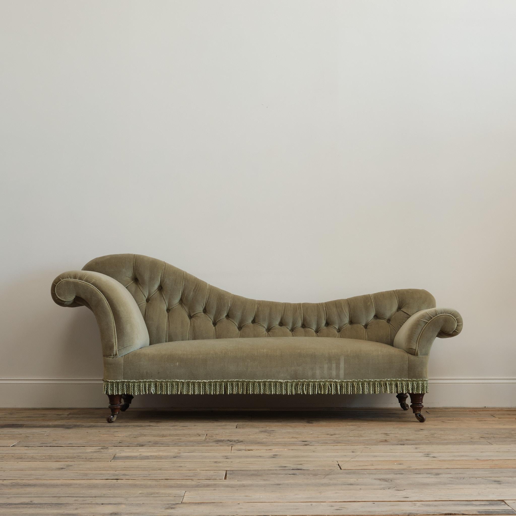 Canapé / Chaise Longue de bonne qualité de la fin du 19ème siècle par Jas Shoolbred - Londres. Elle repose sur quatre pieds tournés et les roulettes d'origine. Le pied arrière gauche porte le cachet du fabricant. 

Structurellement en bon état et